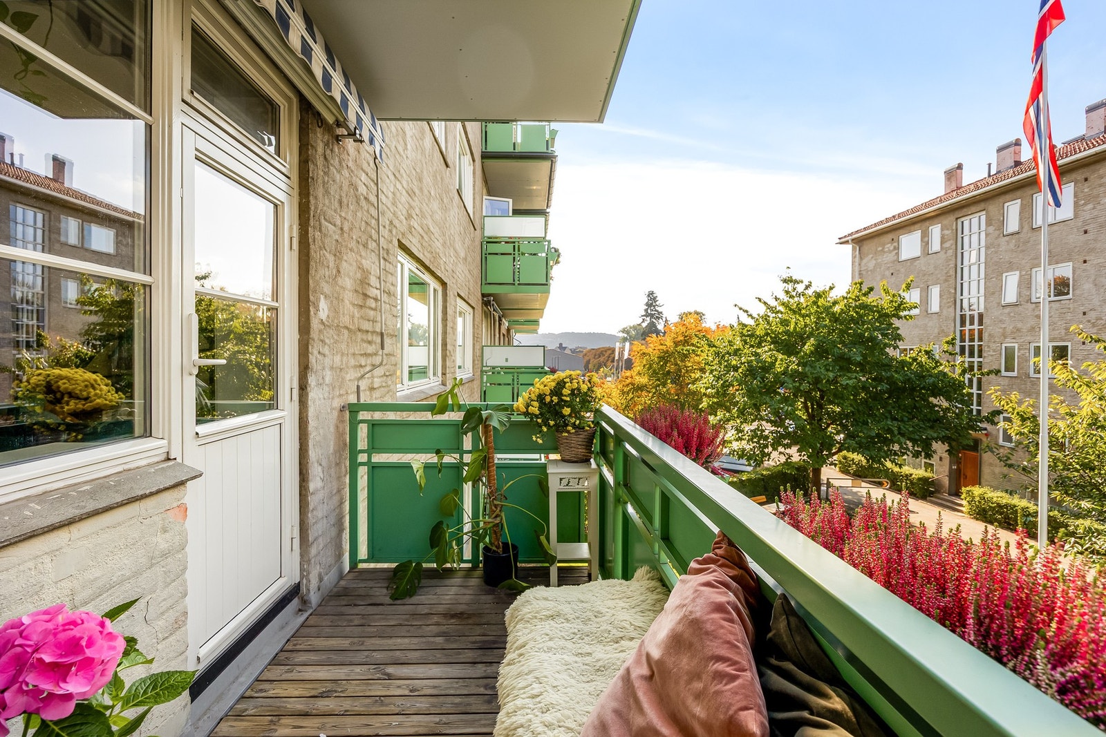 Balkongen er en herlig forlengelse av stuen på sommerhalvåret. Galleribilde