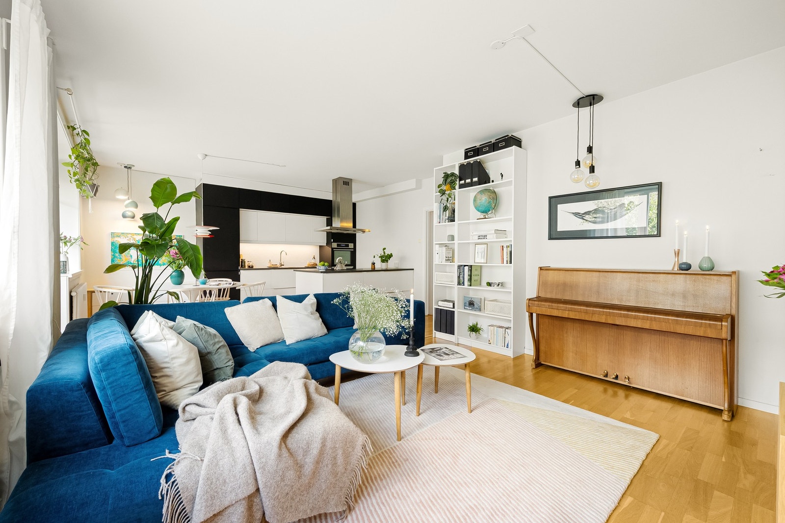 Stor og lys stue med god takhøyde og plass til å møblere etter eget ønske. Galleribilde