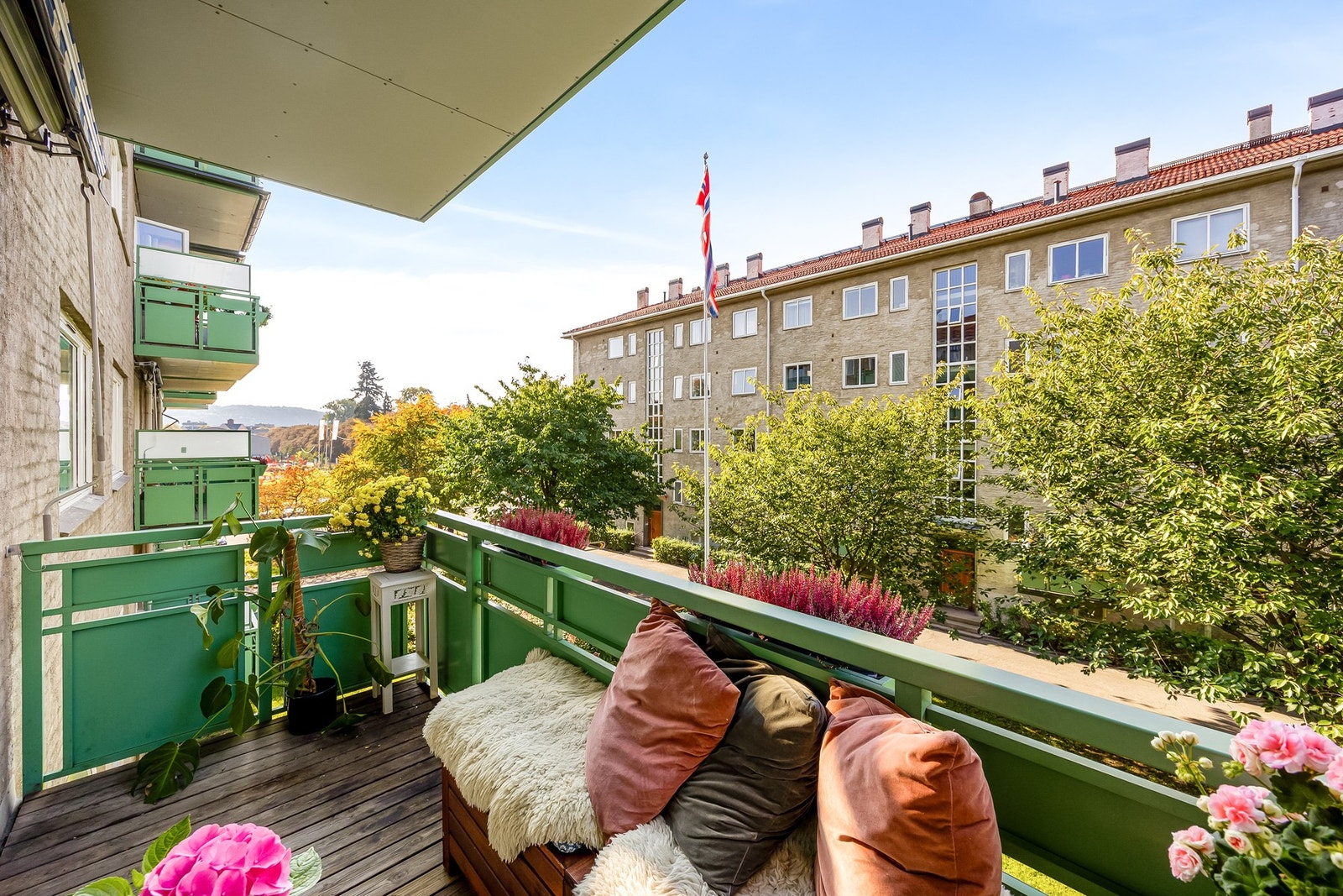 Herlig balkong med hyggelig utsikt mot en grønn og rolig bakgård. Galleribilde