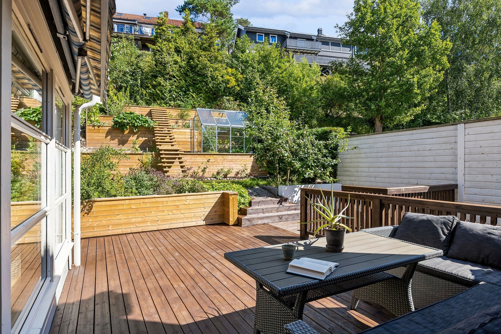 Den nye terrassetrappen, plattingen og plantebedene (2026) skaper ulike soner hvor man kan nyte solen gjennom hele dagen. Galleribilde
