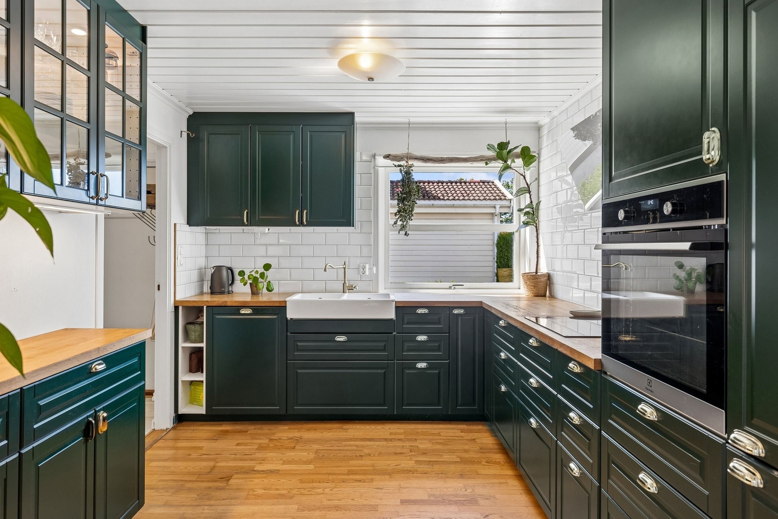 Ny Electrolux ovn ble kjøpt i 2024 og benkeplate i heltre er jevnlig vedlikeholdt. Galleribilde