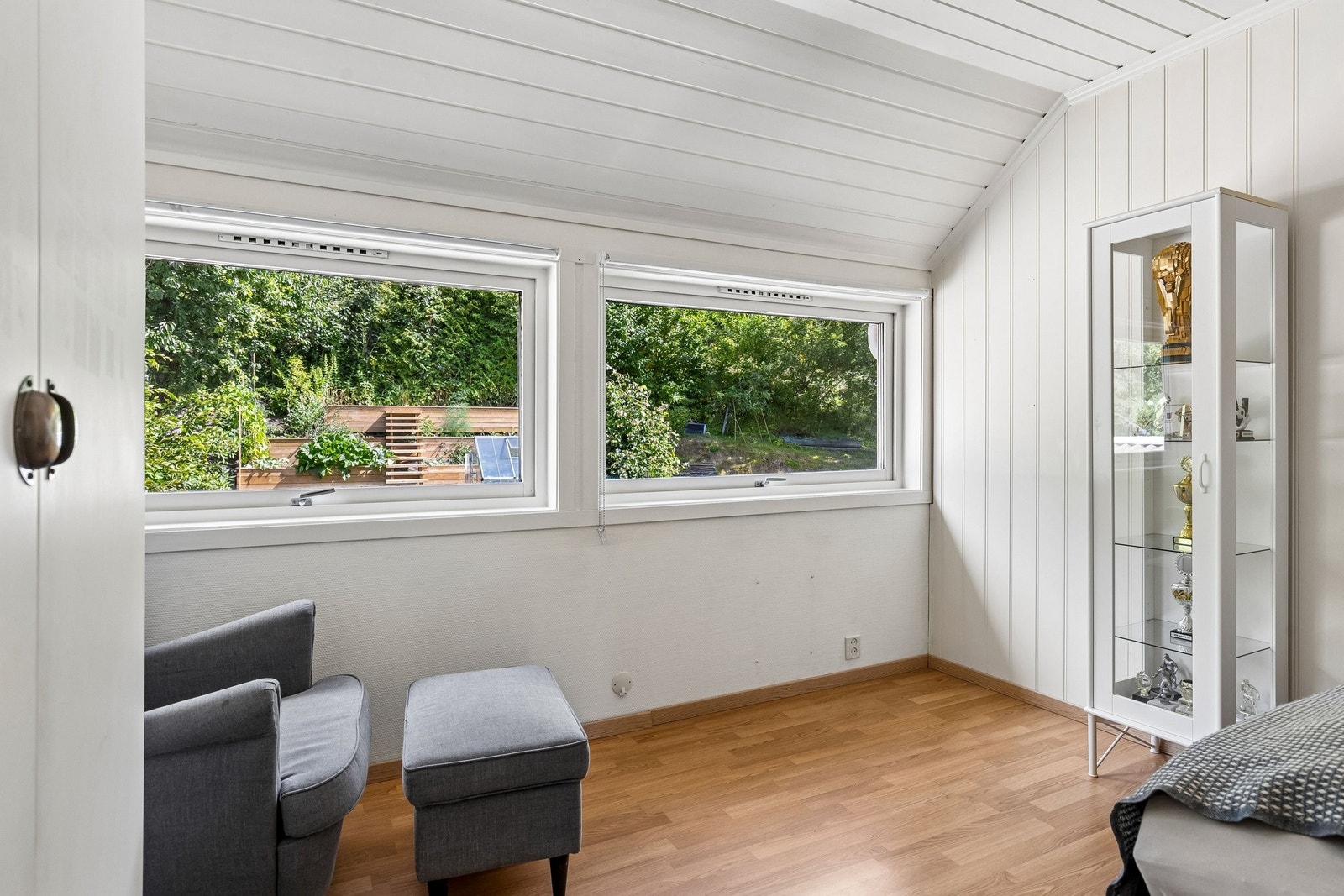 Soverom #2 vendt mot hagen. Rommet er L-formet med god plass til skrivepult, hyllesystem eller lignende. Galleribilde