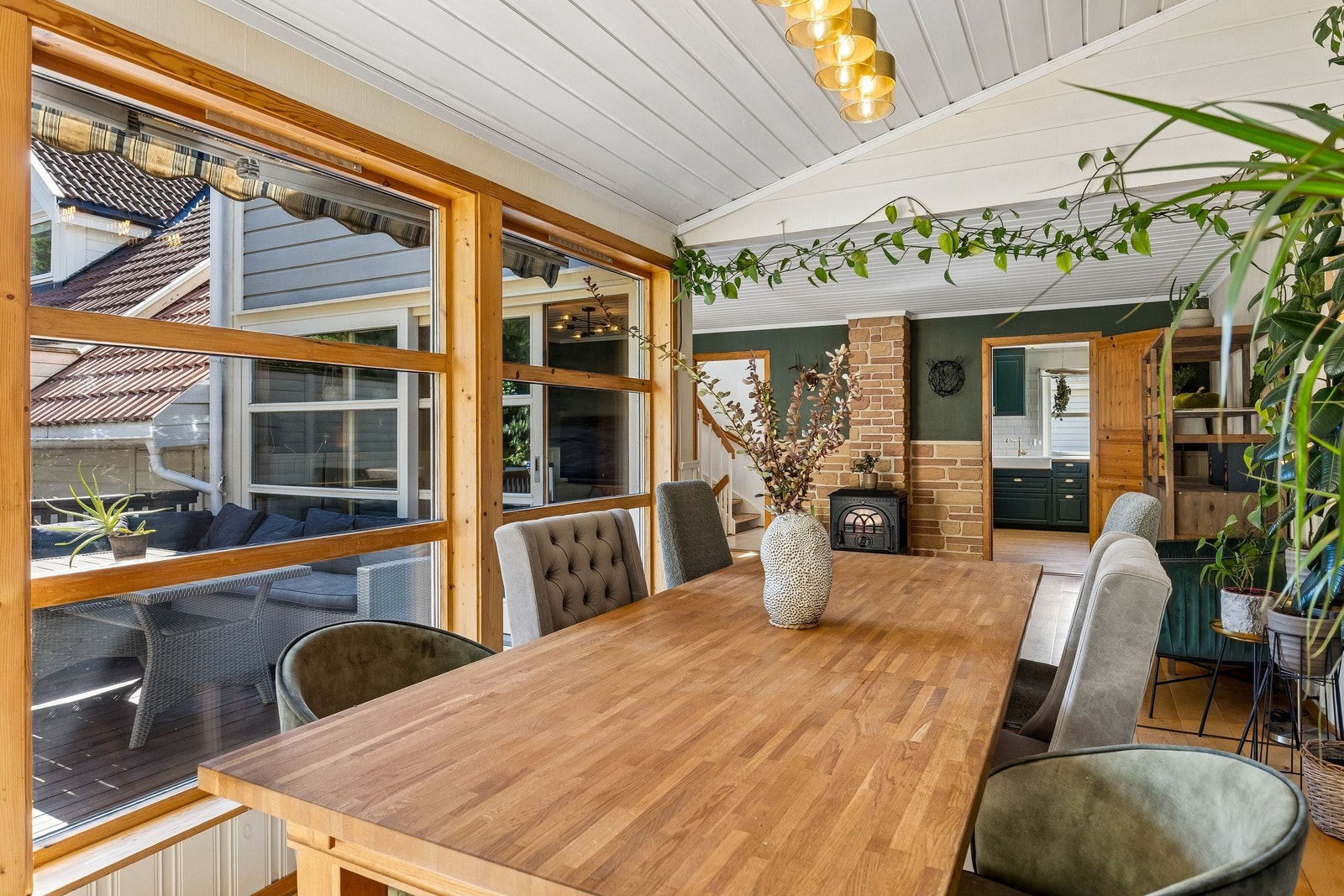 Dette er en lys og deilig del av stua som naturlig samler familien gjennom hele dagen. Galleribilde