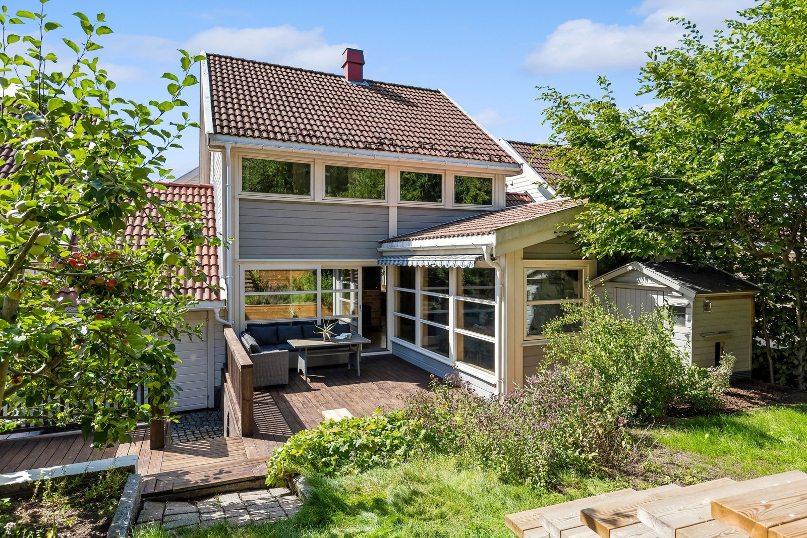 Huset sett fra hagen. Utebod til høyre i bildet (flyttbar) er kjøpt i 2024 fra Polhus og gir ekstra 2kvm plass til lagring. Galleribilde
