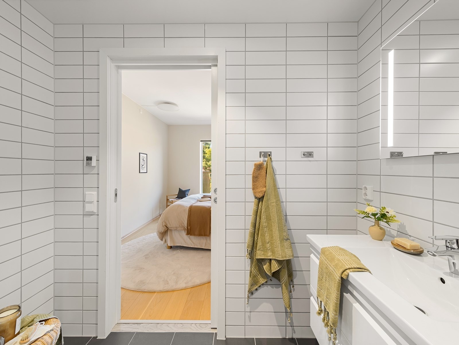 Badet er innredet med vegghengt toalett, dusjnisje og baderomsmøblement med speil. Praktisk skyvedør. Galleribilde