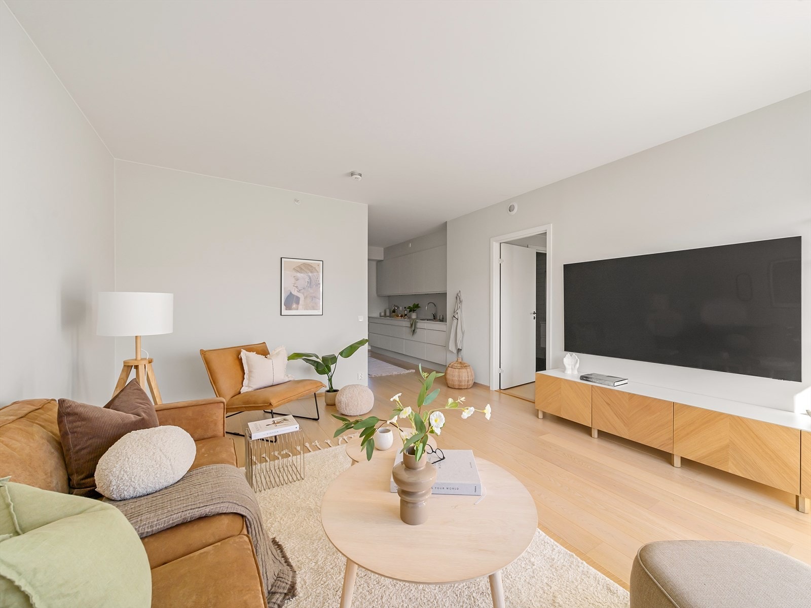 Stuen er av god størrelse og har rikelig plass til stor sofagruppe. Galleribilde