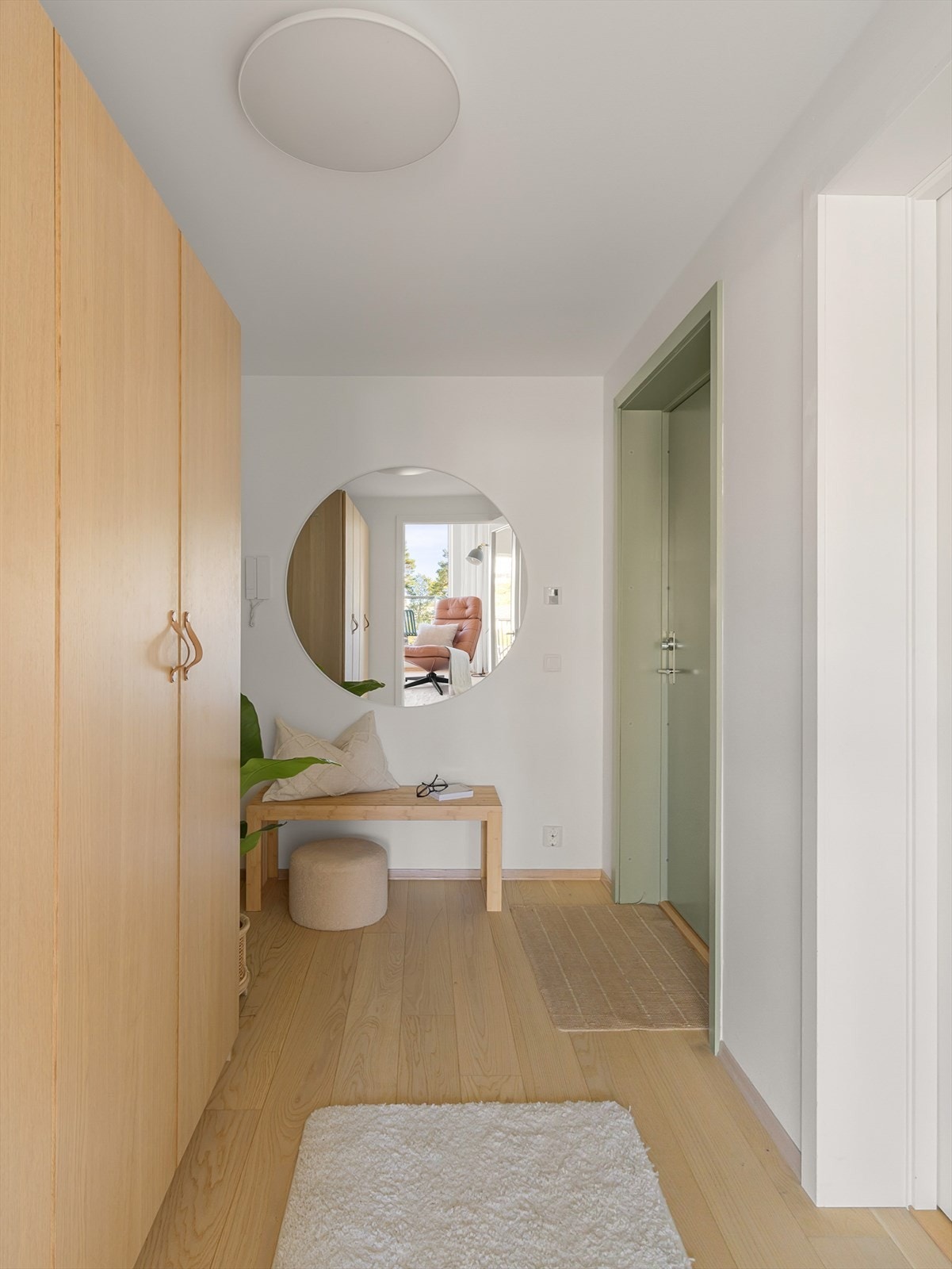 Entréen har mye garderobeplass. Her er også en praktisk innvendig bod (se planskisse). Det er også ekstern bod på fellesareal. Galleribilde