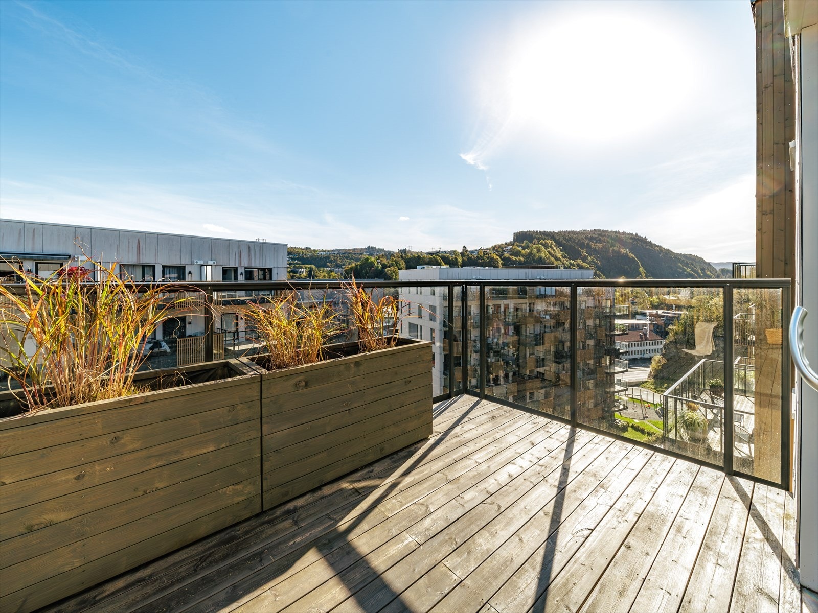 Leiligheten har balkong på begge sider - perfekt for å følge sol fra morgen til kveld! Galleribilde