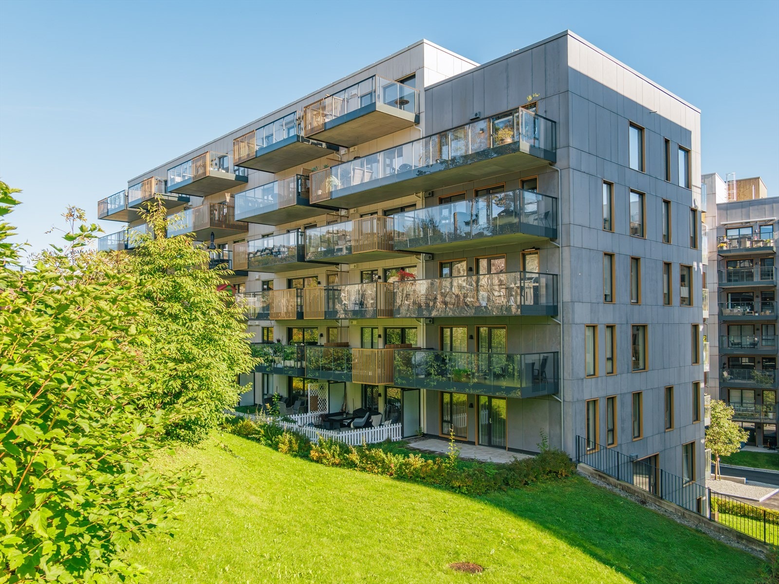 Moderne boligbygg fra 2021 med heis i bygget og garasjeplass. Galleribilde