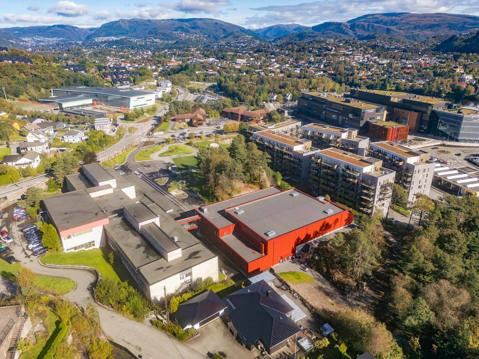 Nærhet til skoler, barnehager, turområder og idrettstilbud. Galleribilde