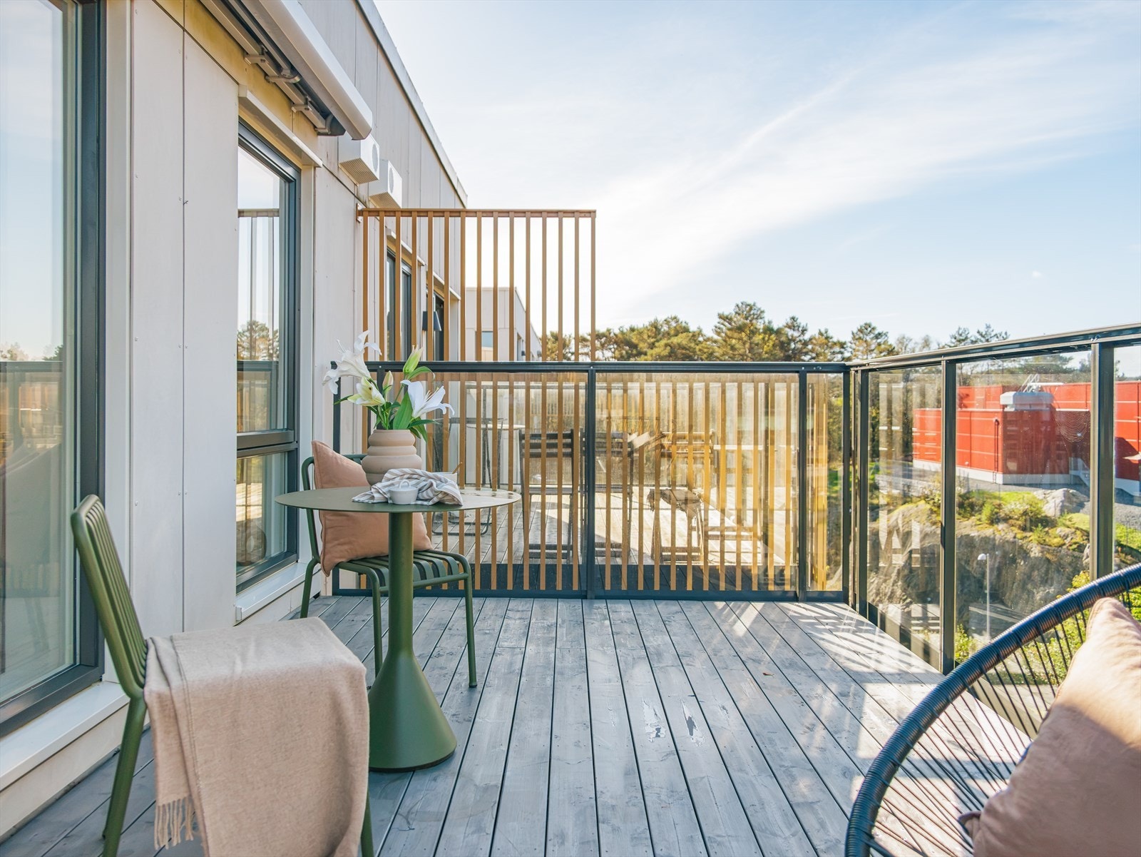 Balkongen mot vest måler ca. 17,4 m² og har gode solforhold på ettermiddag/kveld. Her er en stor elektrisk markise. Galleribilde