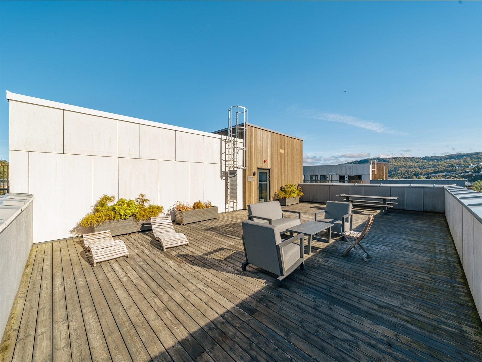 Sameiet har en stor felles takterrasse med sittegrupper og flott utsikt. Takterrassen ligger på samme plan som leiligheten. Galleribilde