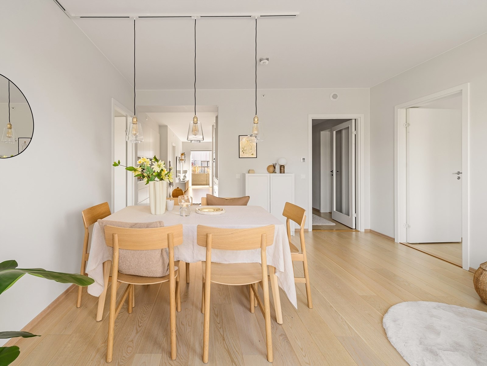 Leiligheten har to stuer med kjøkken i midten. Spiseplassen har god plass til langbord. Galleribilde