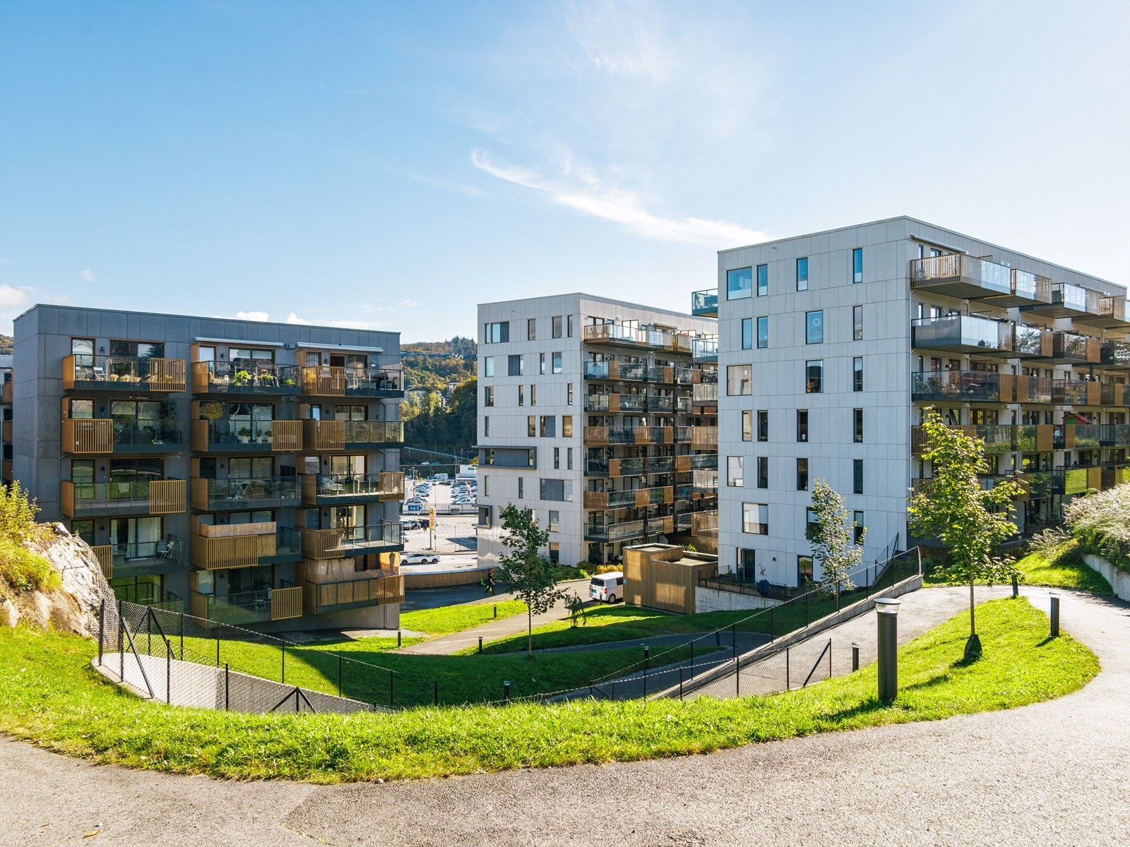 Leiligheten ligger i øverste etasje i flotte omgivelser, sentralt ved Lagunen. Galleribilde