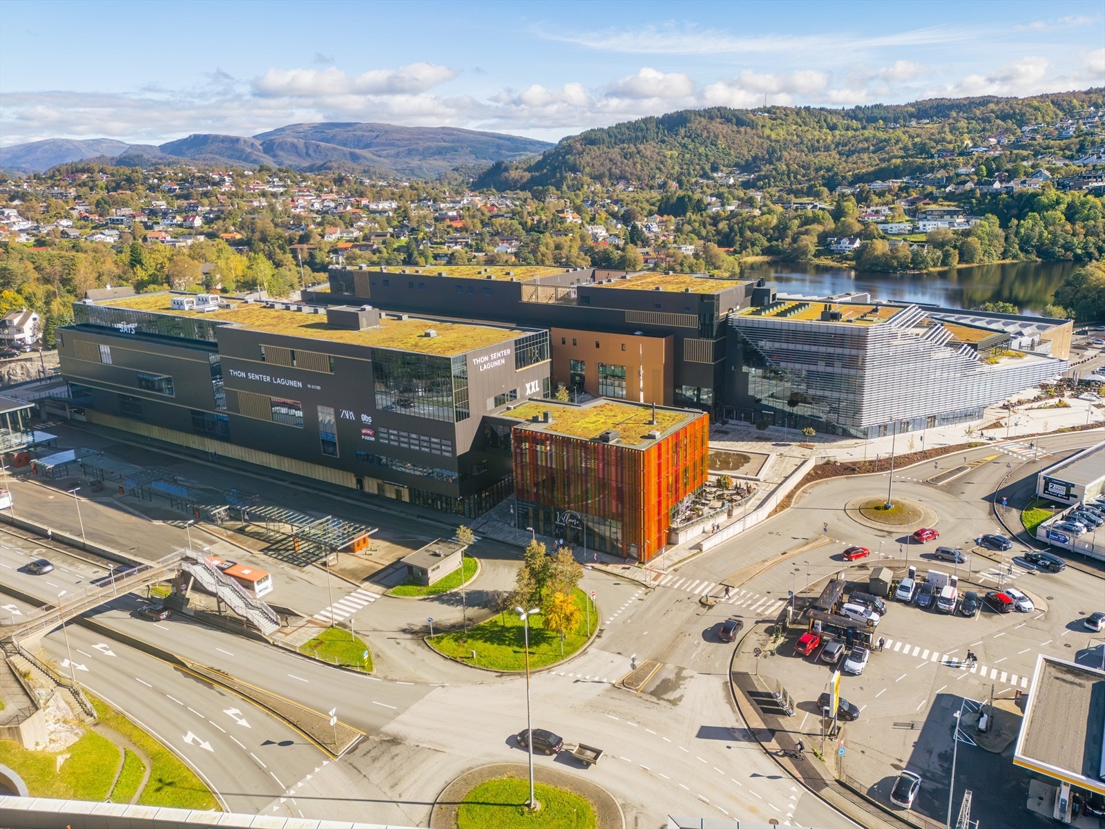 Lagunen Storsenter og Lagunen terminal ligger få minutters gange unna med Bybanen og rikt butikkutvalg. Galleribilde