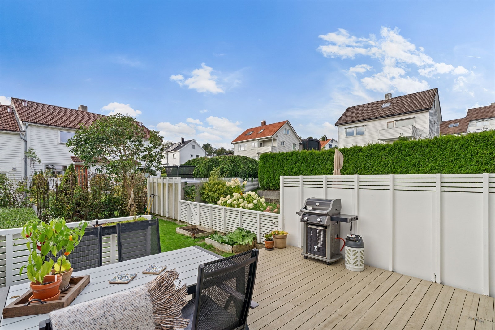 Terrasse i trekonstruksjoner med god plass til utemøbler og grill. Galleribilde