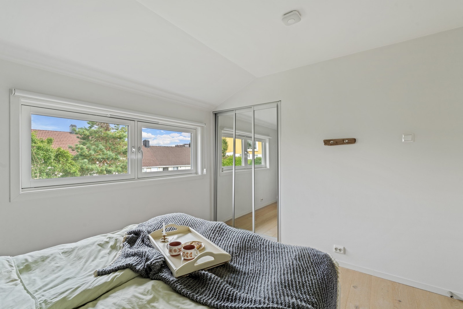 Soverom i 2. etasje med skyvedørsgarderobe med speilfronter. Galleribilde