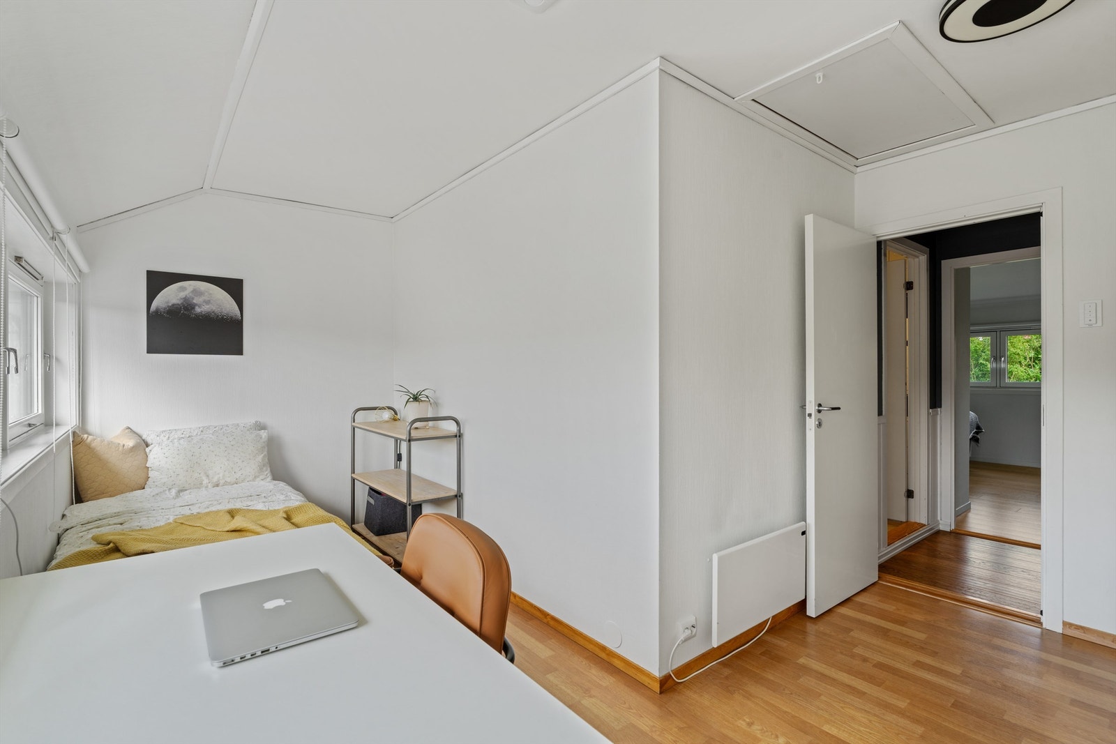 Fra rommet er det adkomst til uinnredet kaldt loft via takluke med stige. Galleribilde