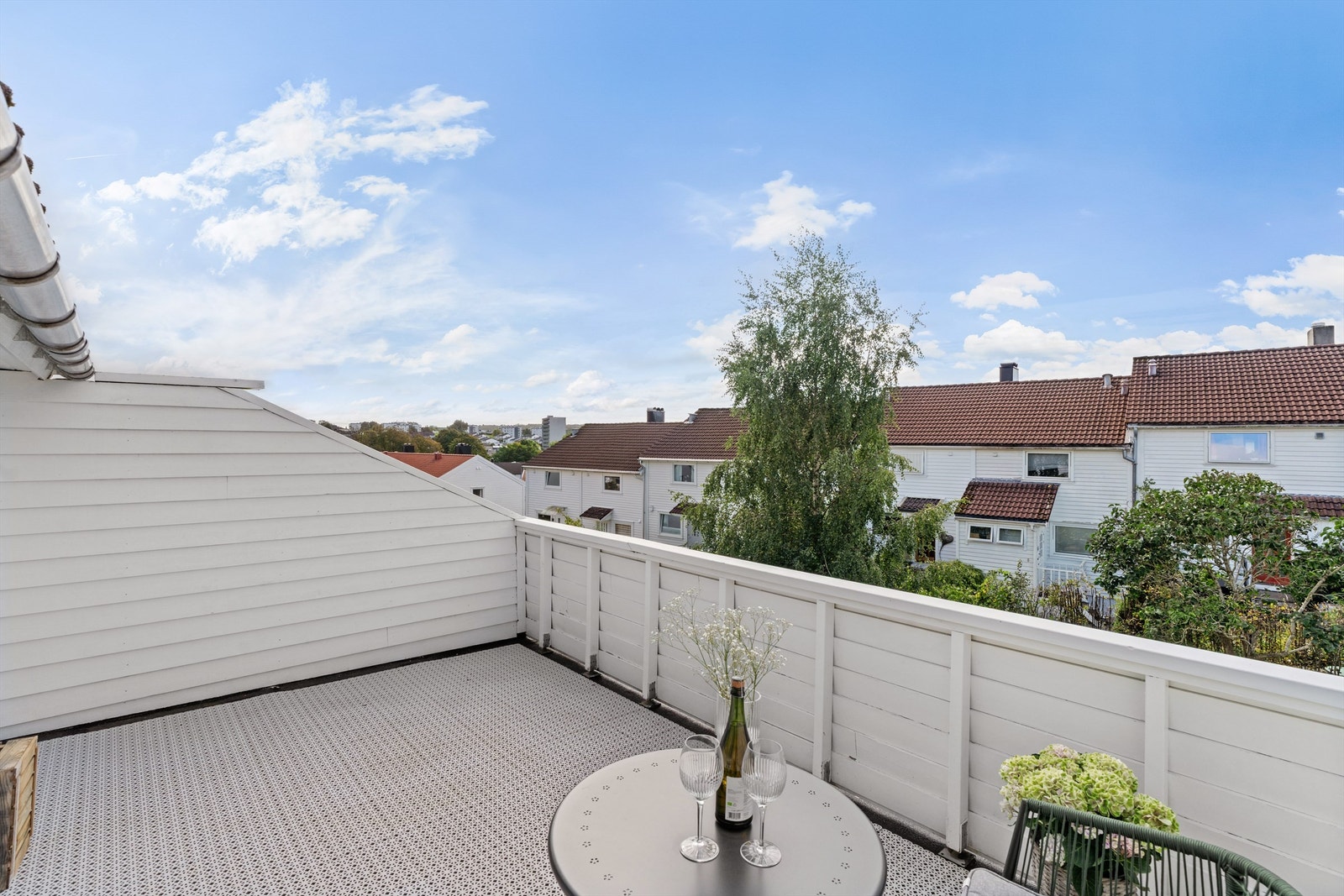 Balkongen i 2. etasje danner en usjenert uteplass over hagen. Galleribilde