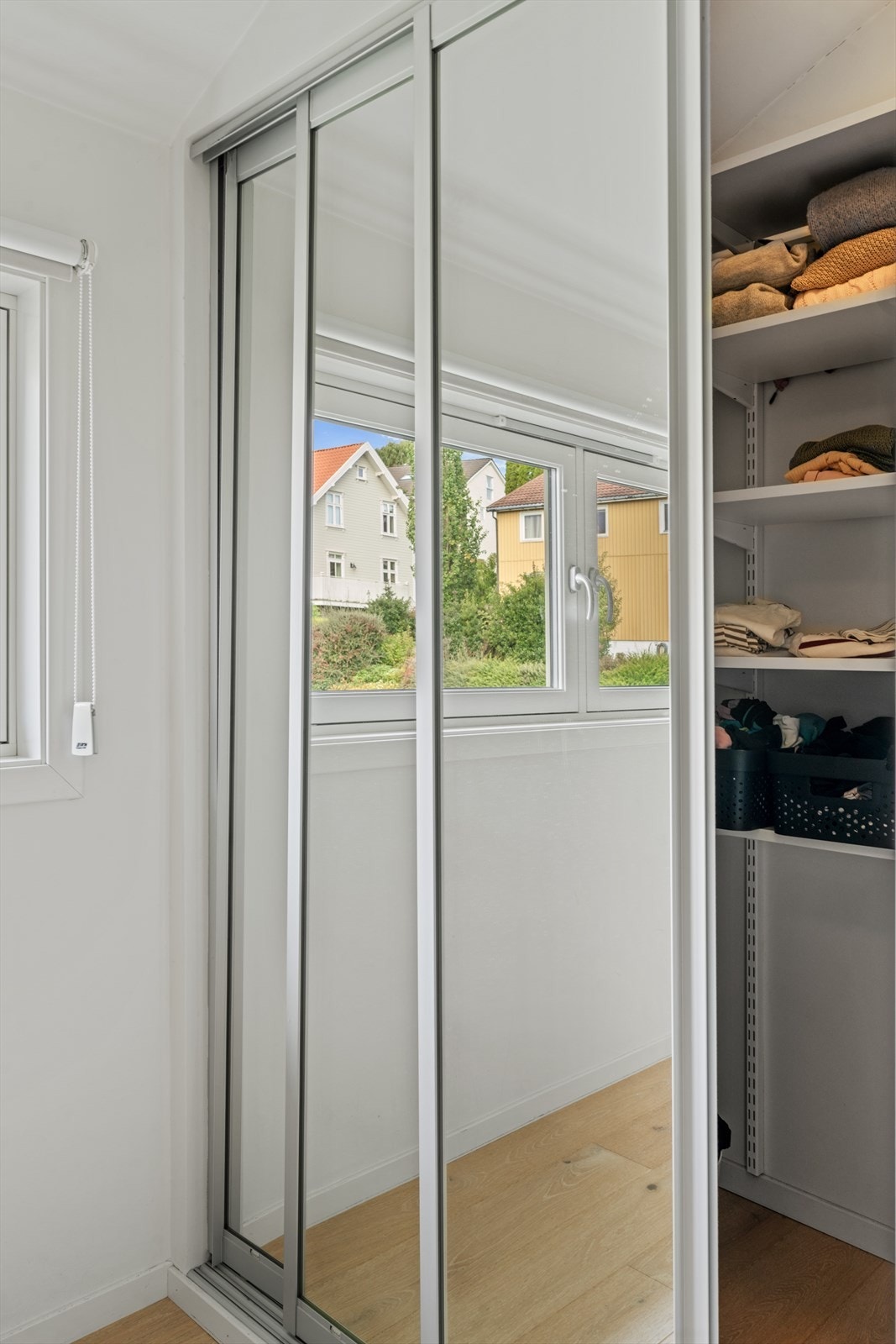 Garderoben har innredning med hyller og god oppbevaringsplass. Galleribilde
