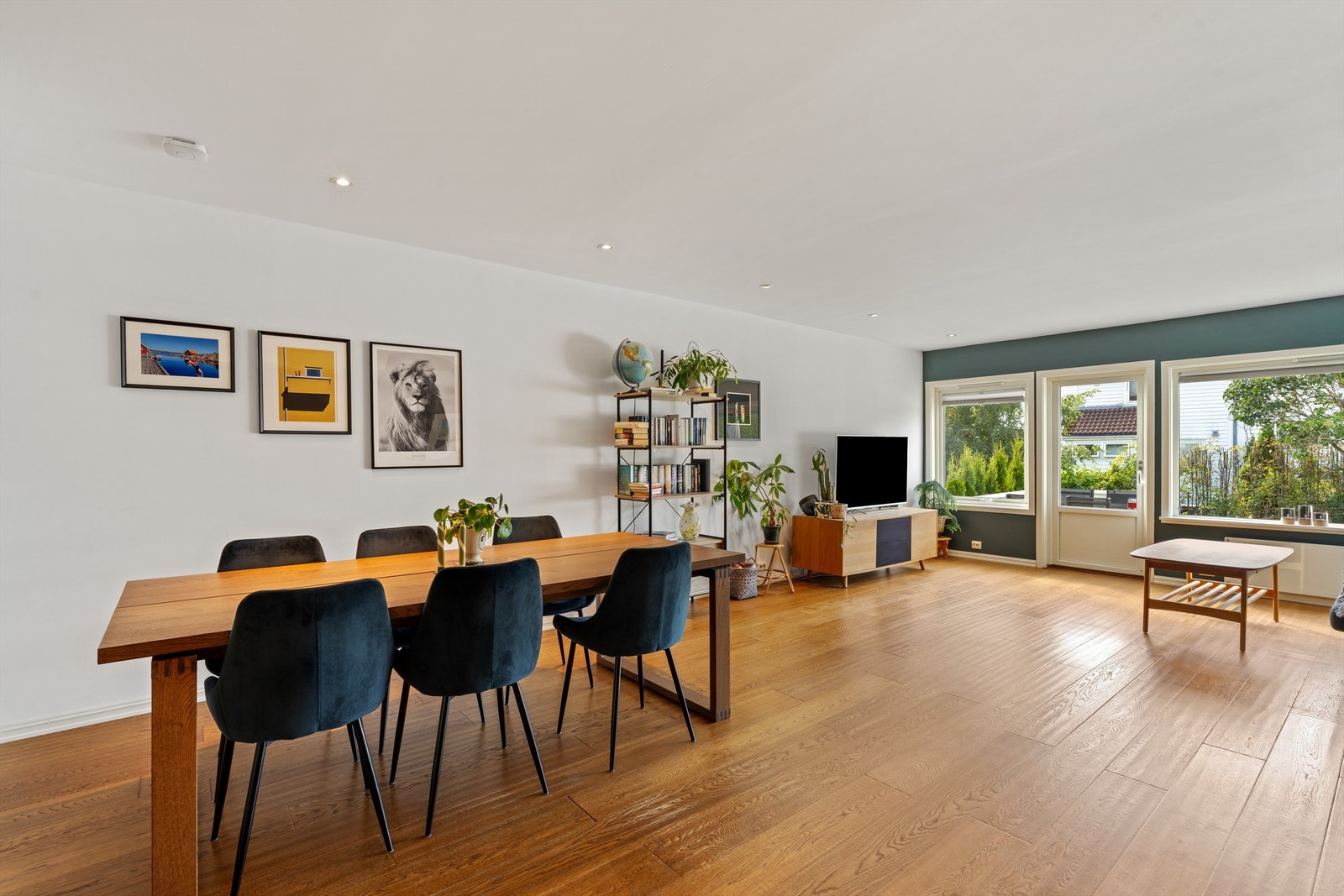 Spisestuen har god plass til et stort spisebord og mange gjester. Galleribilde