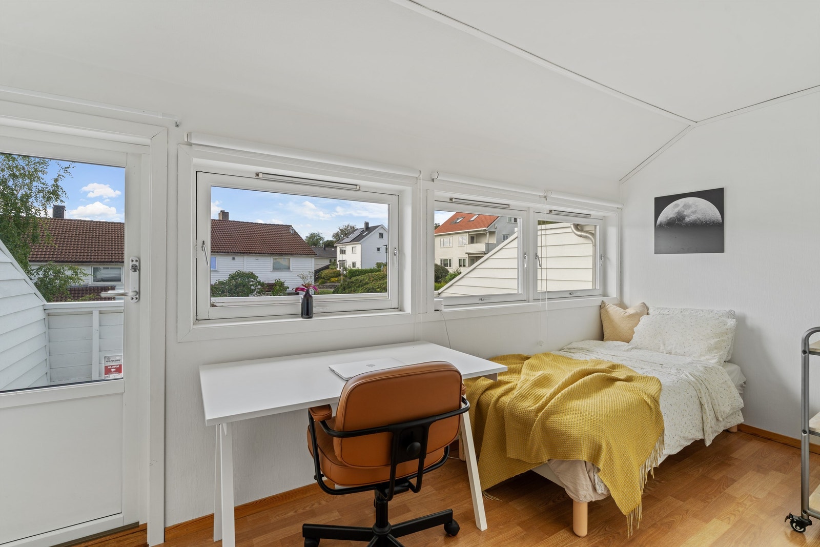Rommet har god plass til både seng og skrivebord samt direkte adkomst til balkong. Galleribilde