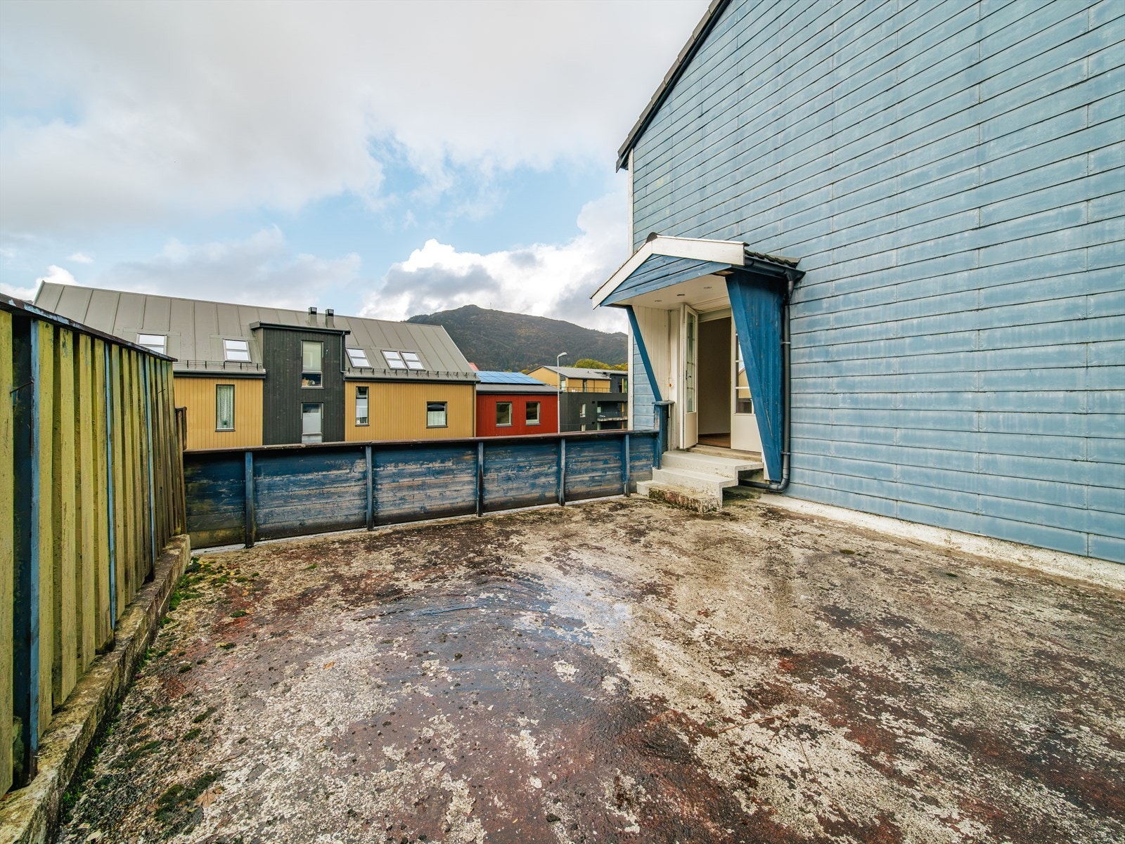 Stor uteplass over garasje (rekkeverk over garasje står inne på naboeiendom) Galleribilde