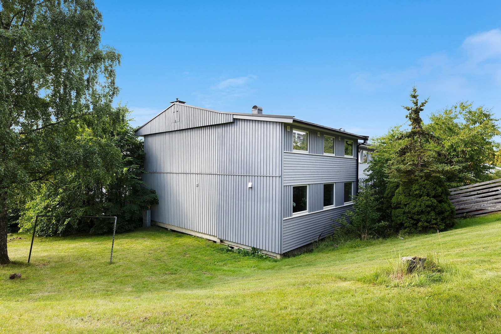 Hyggelig enderekkehus over to etasjer, beliggende i et etablert og rolig boligområde på Stovner. Galleribilde