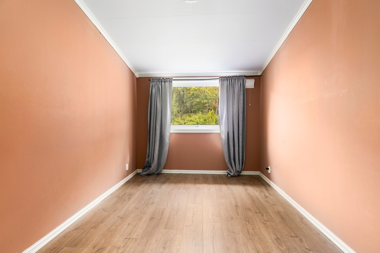 Et fint soverom med plass til seng, garderobe og øvrig møblering. Passer godt som barne- eller ungdomsrom. Galleribilde