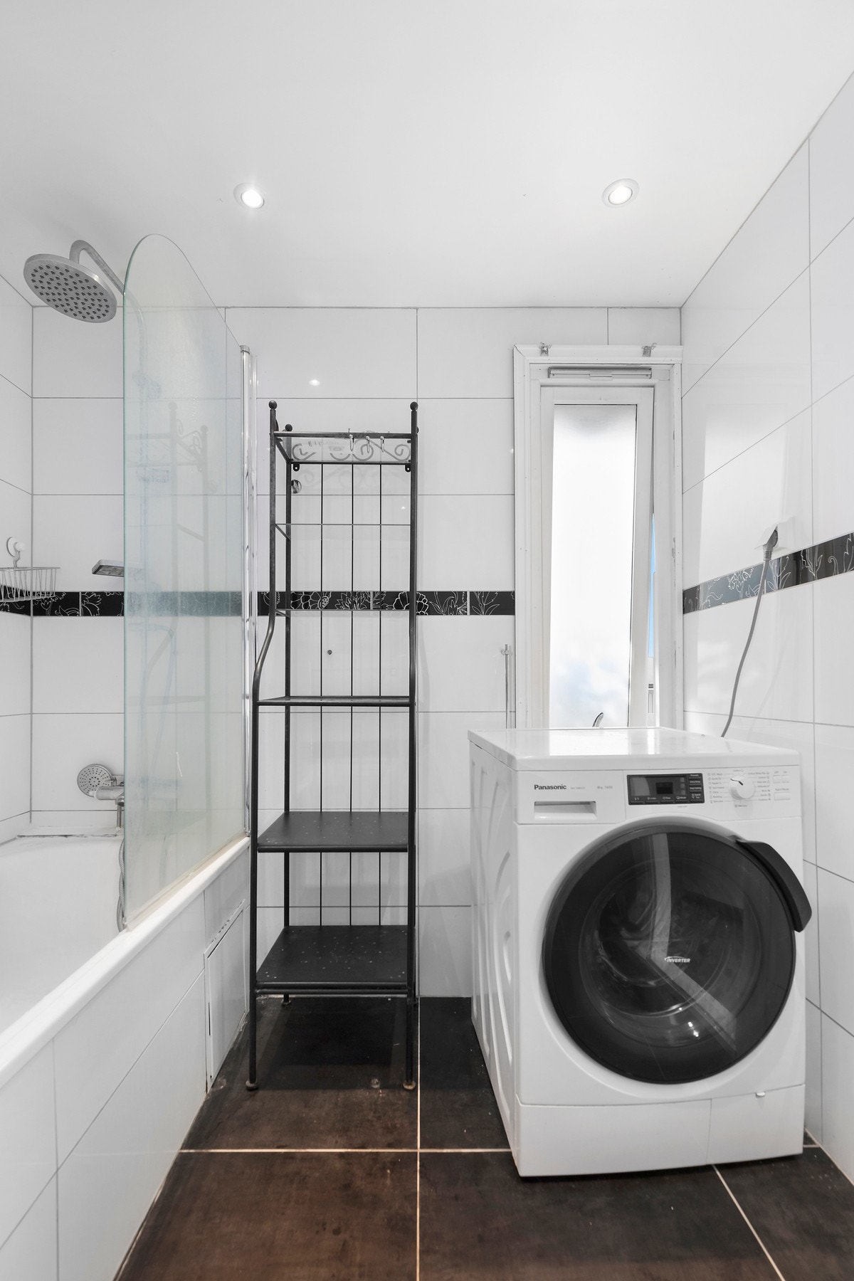 Badet har fliser på både gulv og vegger, kombinert med malt himling. Galleribilde