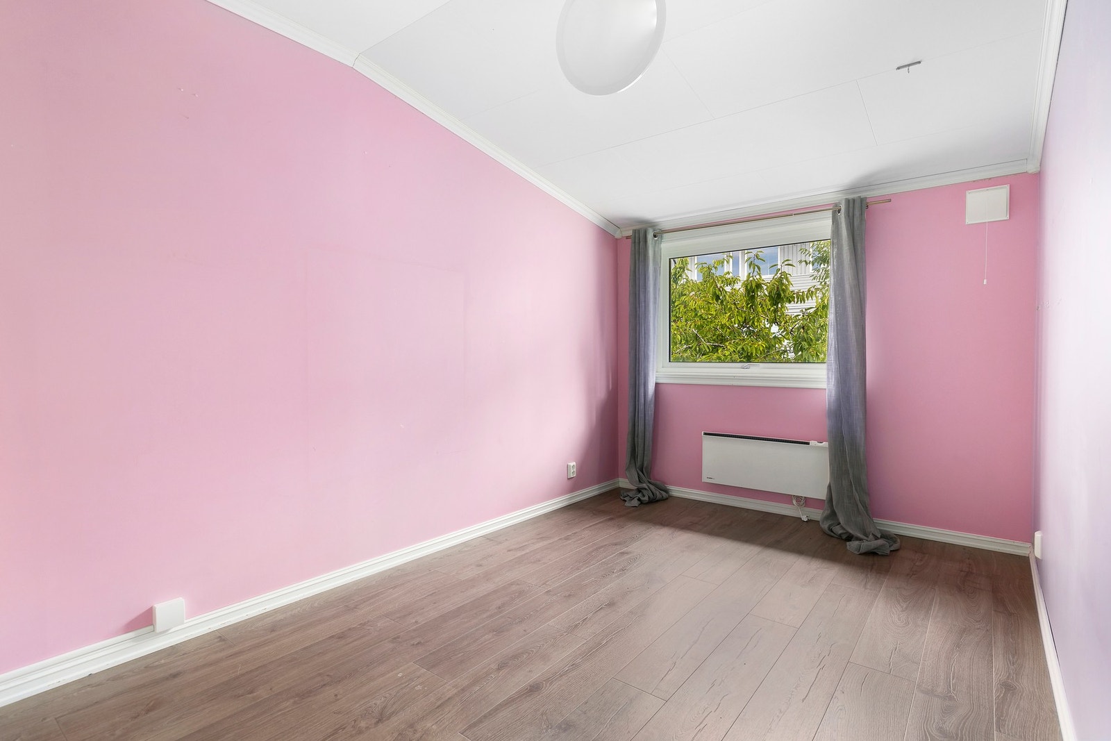 Et anvendelig rom som kan brukes som soverom, gjesterom eller hjemmekontor etter behov. Galleribilde