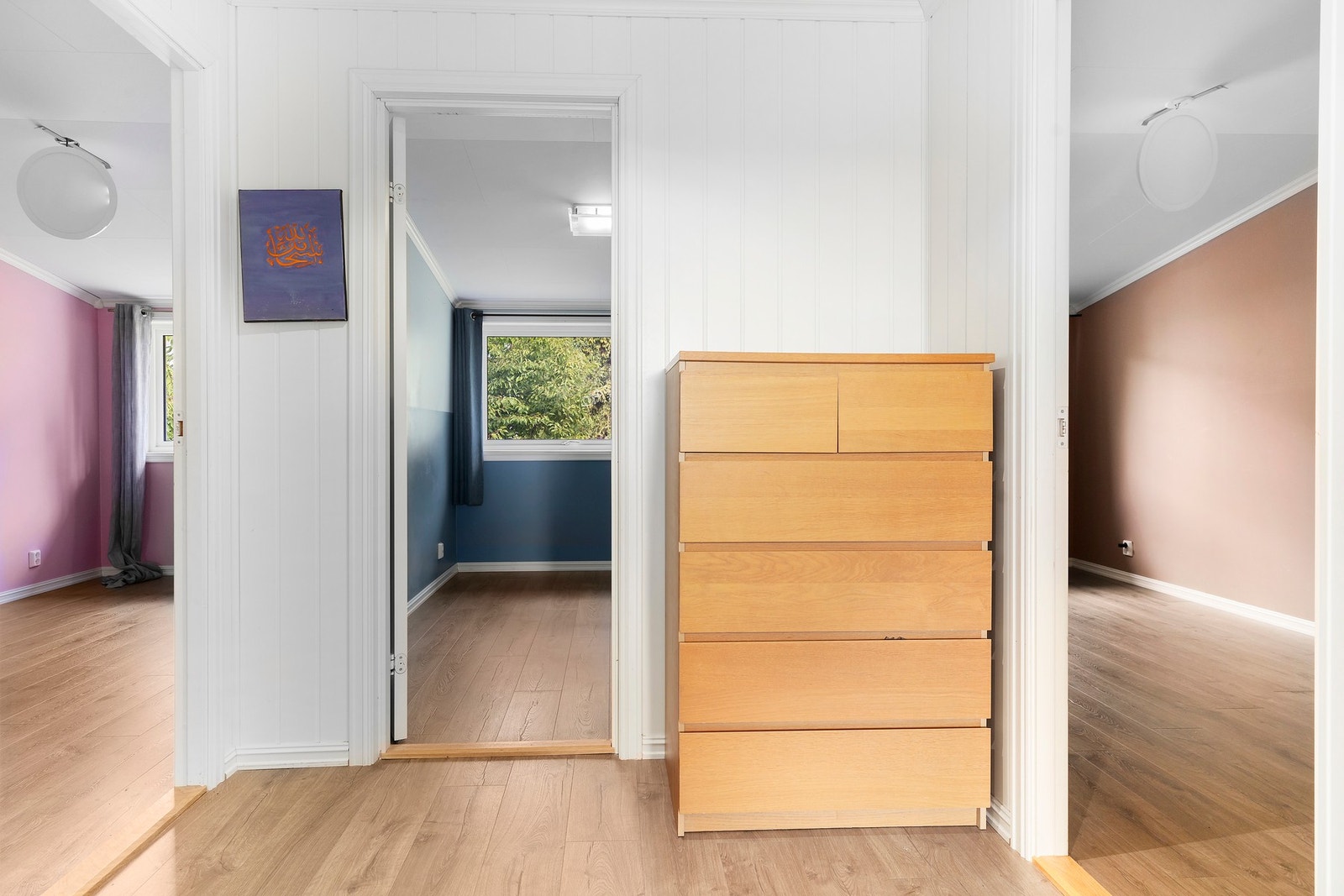 Romslig gang som binder sammen alle rommene i etasjen. Galleribilde