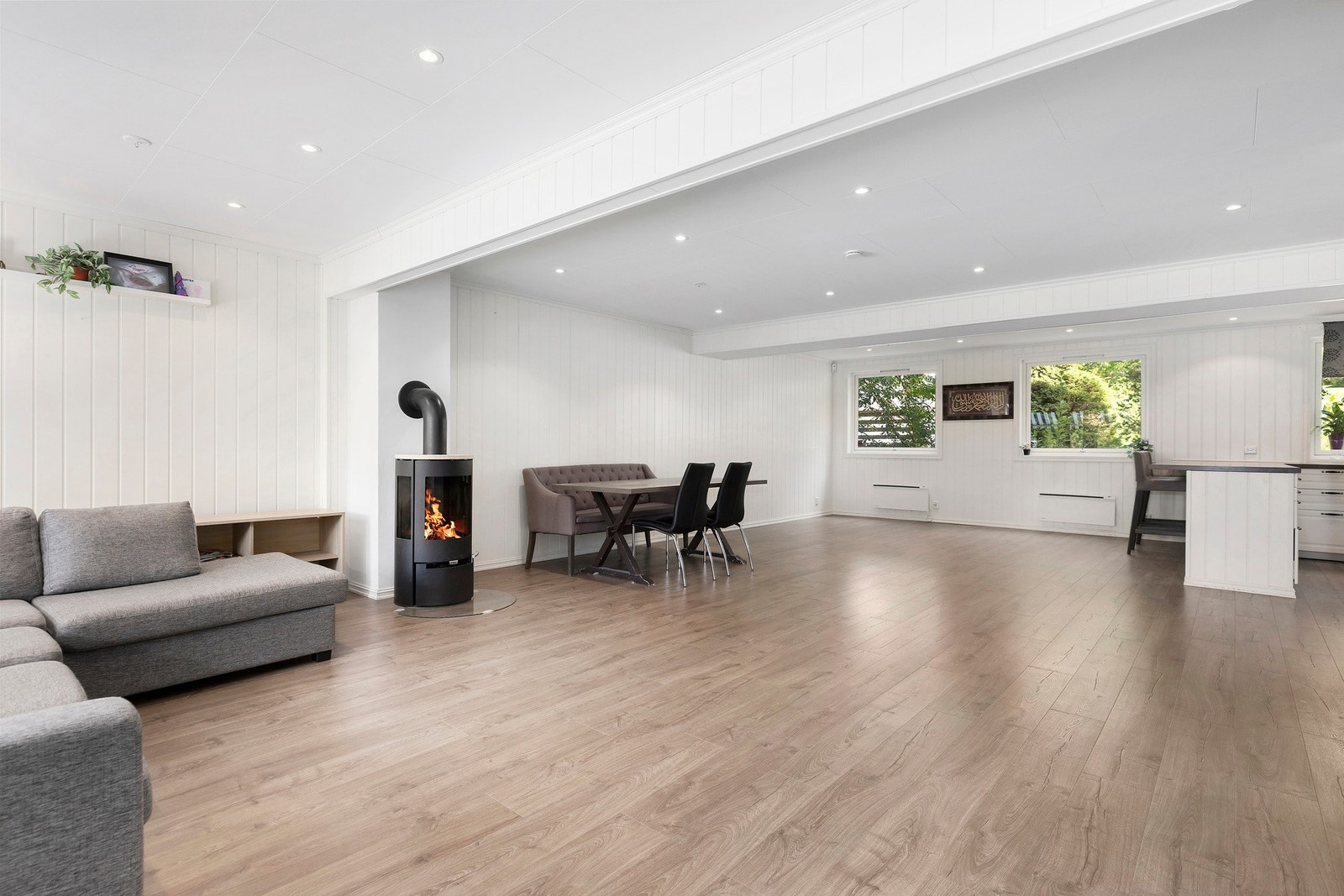Stuen har god plass til både sofagruppe og spisebord, og gir en fin ramme for både hverdagsliv og sosiale sammenkomster. Galleribilde
