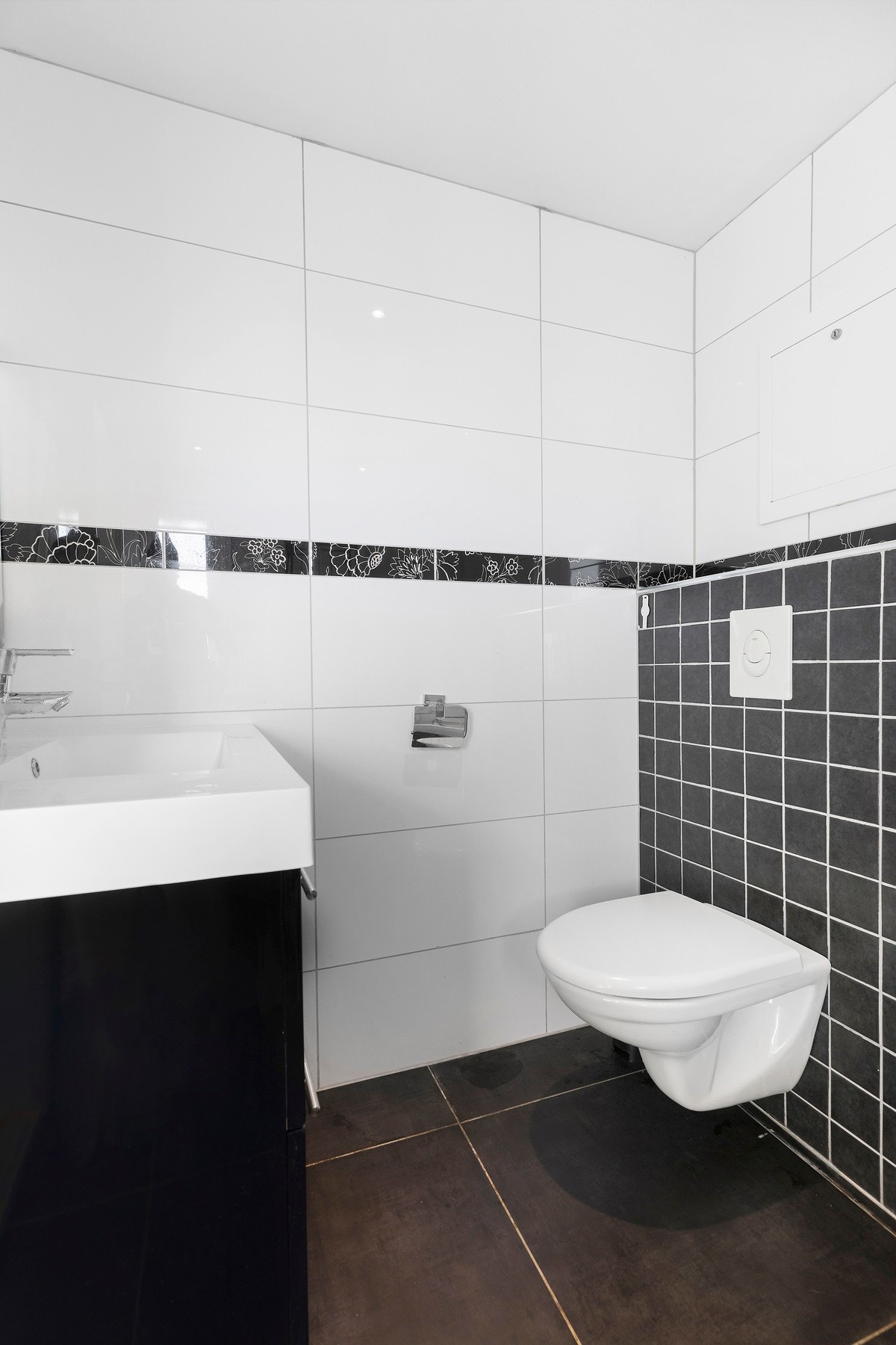 Badet har mekanisk avtrekk og er utformet med praktiske løsninger for daglig bruk.v Galleribilde