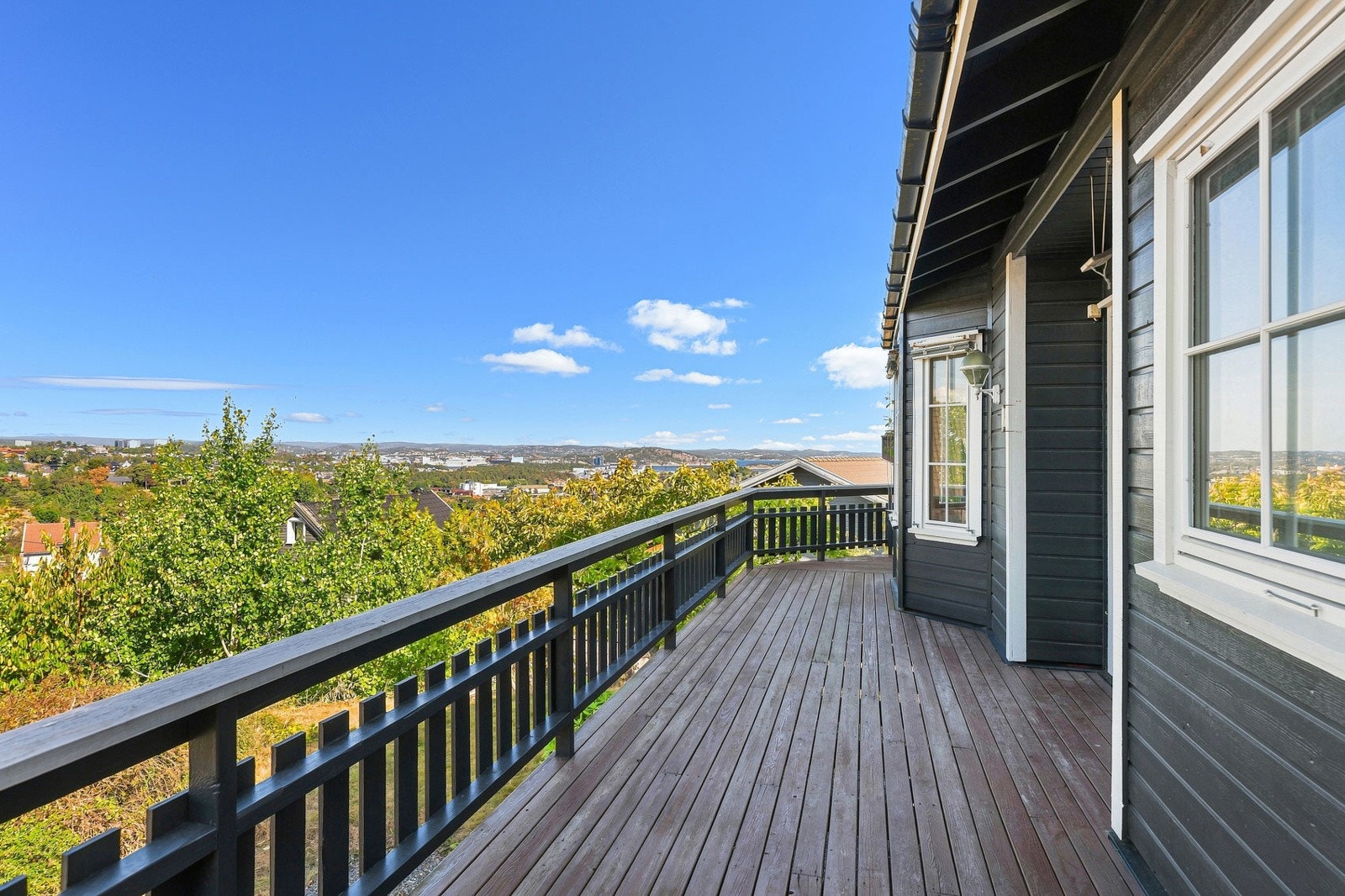 Terrasse med gode sol- og utsiktsforhold Galleribilde