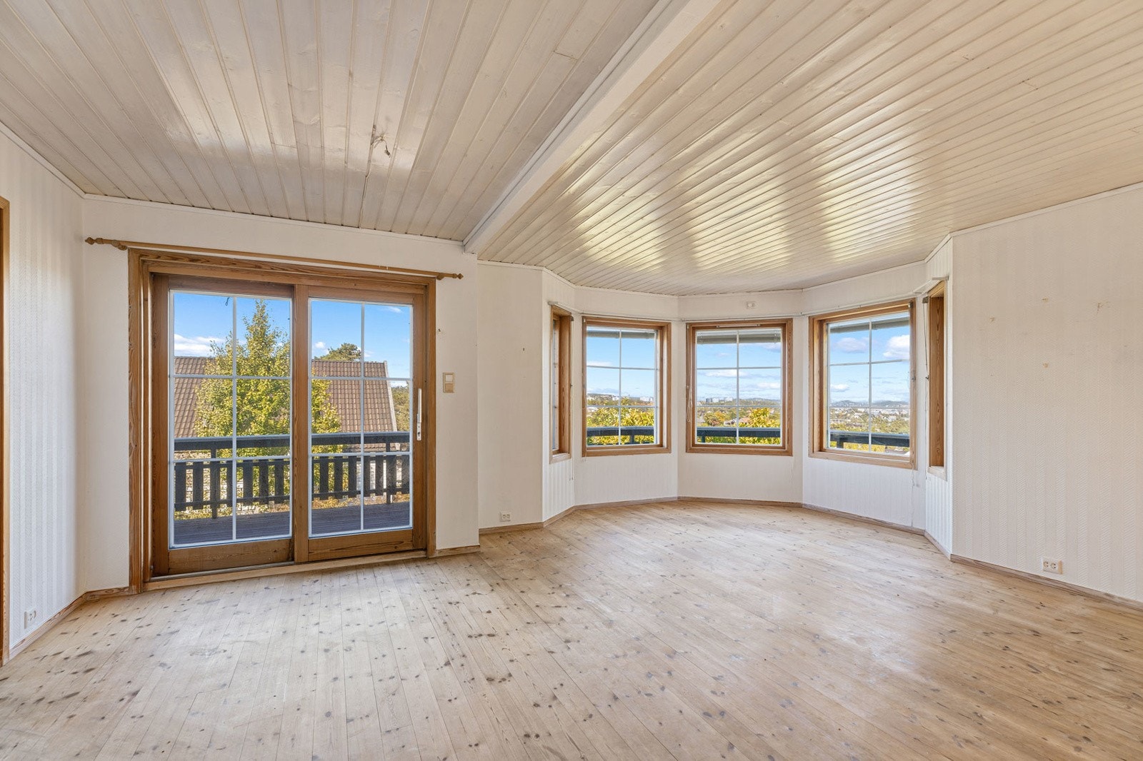 Stue med dør til terrasse på baksiden av huset Galleribilde