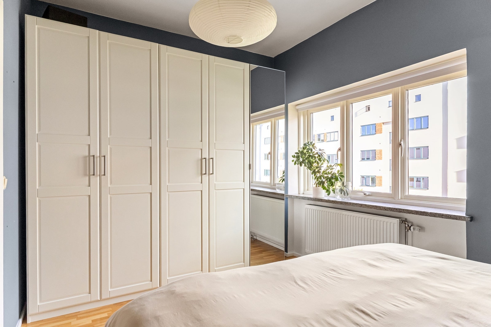 Rikelig med oppbevaringsplass i en hel garderoberekke langs veggen. Store vinduer slipper inn morgenlyset og gir rommet en luftig følelse. Galleribilde