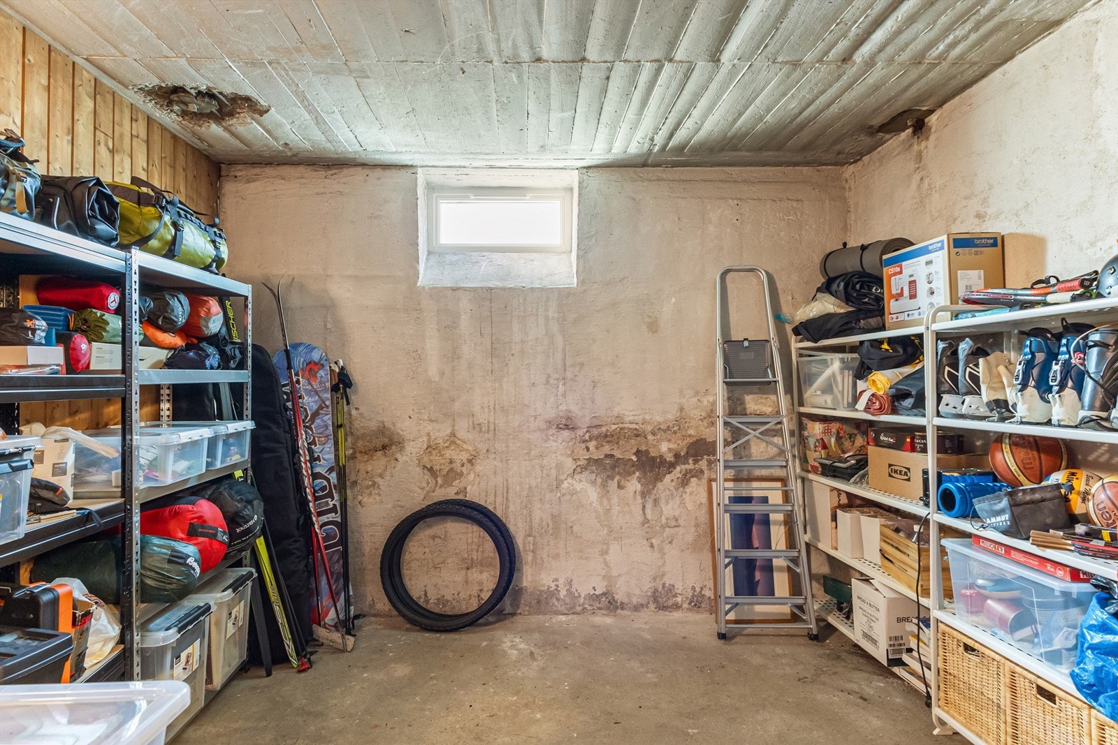 Leiligheten disponerer en romslig kjellerbod på ca. 12 m², med god plass til sesongutstyr, dekk og alt du ikke vil ha stående i leiligheten. Borettslaget har i tillegg en felles sykkelbod med plass til el-sykkel. Galleribilde