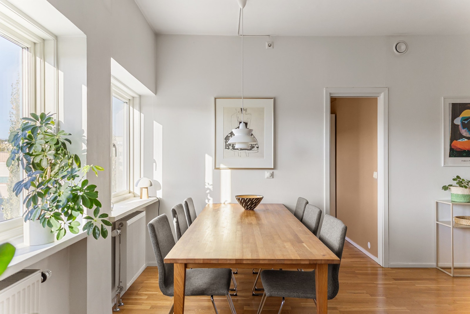 Her er det god plass til et stort spisebord, og vannbåren varme og balansert ventilasjon sørger for et behagelig inneklima året rundt. Galleribilde