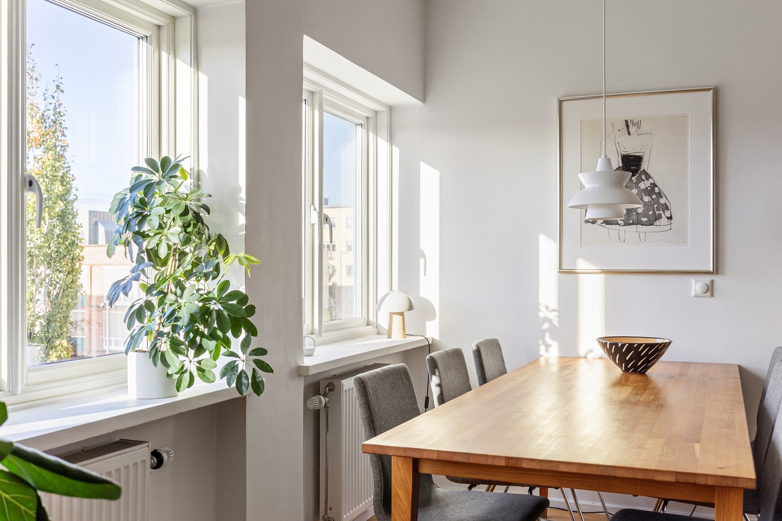 Brede vindusflater med trelags energiglass slipper rikelig med dagslys og fin ettermiddagssol inn i oppholdsrommet, samtidig som de holder på varmen og stenger byens lyder ute. Galleribilde