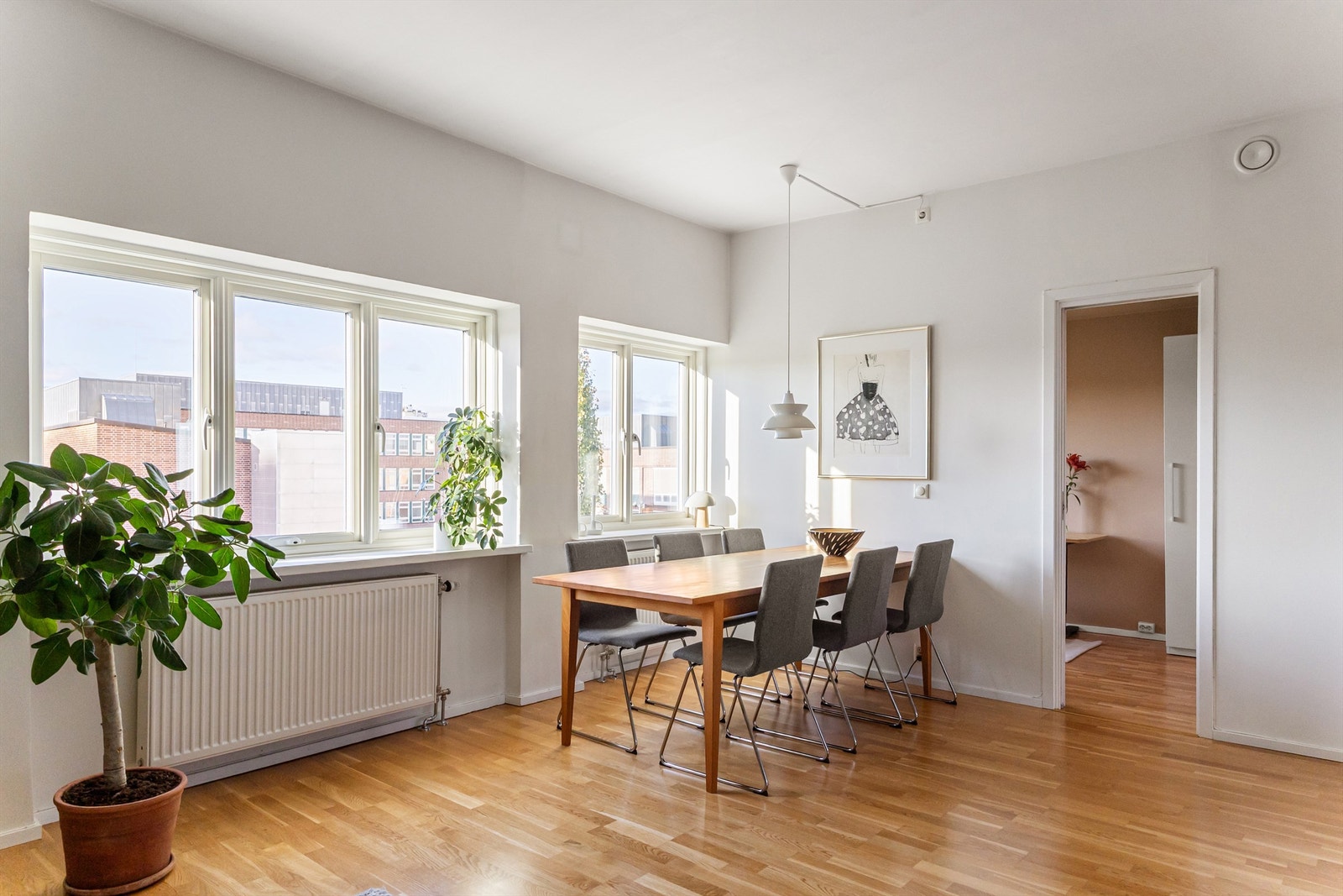 Spiseplassen er omkranset av store vindusflater som slipper inn rikelig med dagslys og fin ettermiddagssol. Galleribilde