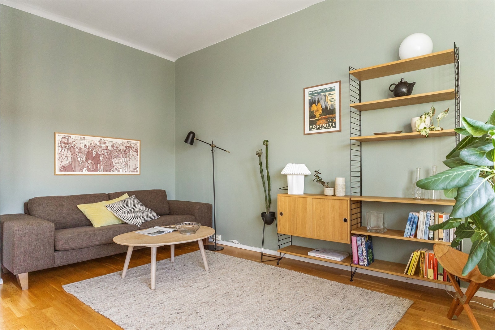 Den romslige stuen har god plass til både en raus sofagruppe og egne oppbevaringsmøbler. Den store takhøyden gir rommet en luftig atmosfære du merker med en gang du kommer inn. Galleribilde