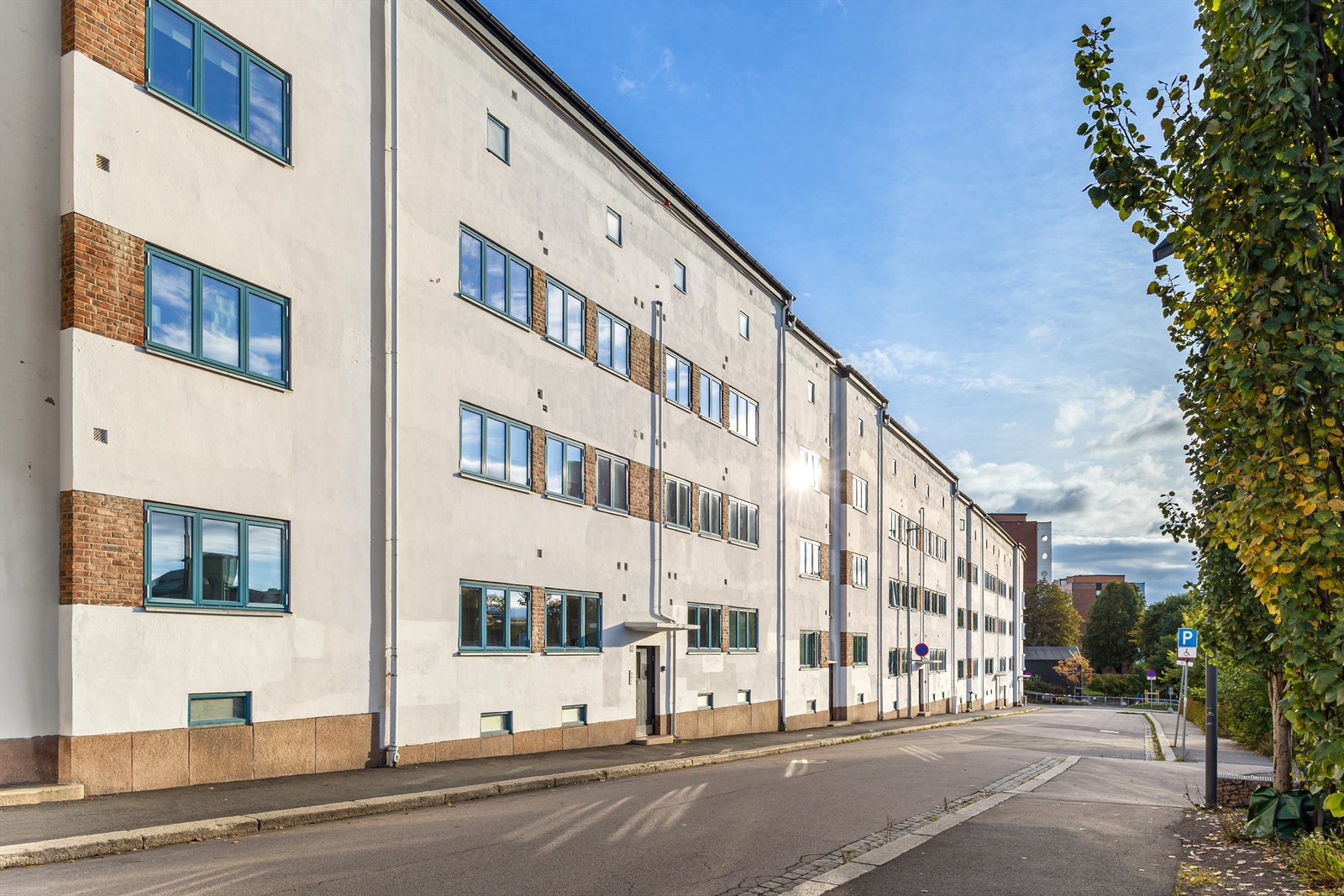 Funkisgården ble reist i 1931 etter tegninger av arkitekt Ole Øvergaard, og var blant byens første kommunale boligkomplekser med sentralvarme og varmtvann. Fasaden har klassiske funkislinjer og ligger i en rolig blindgate, oppkalt etter Carl Jeppesen. Galleribilde