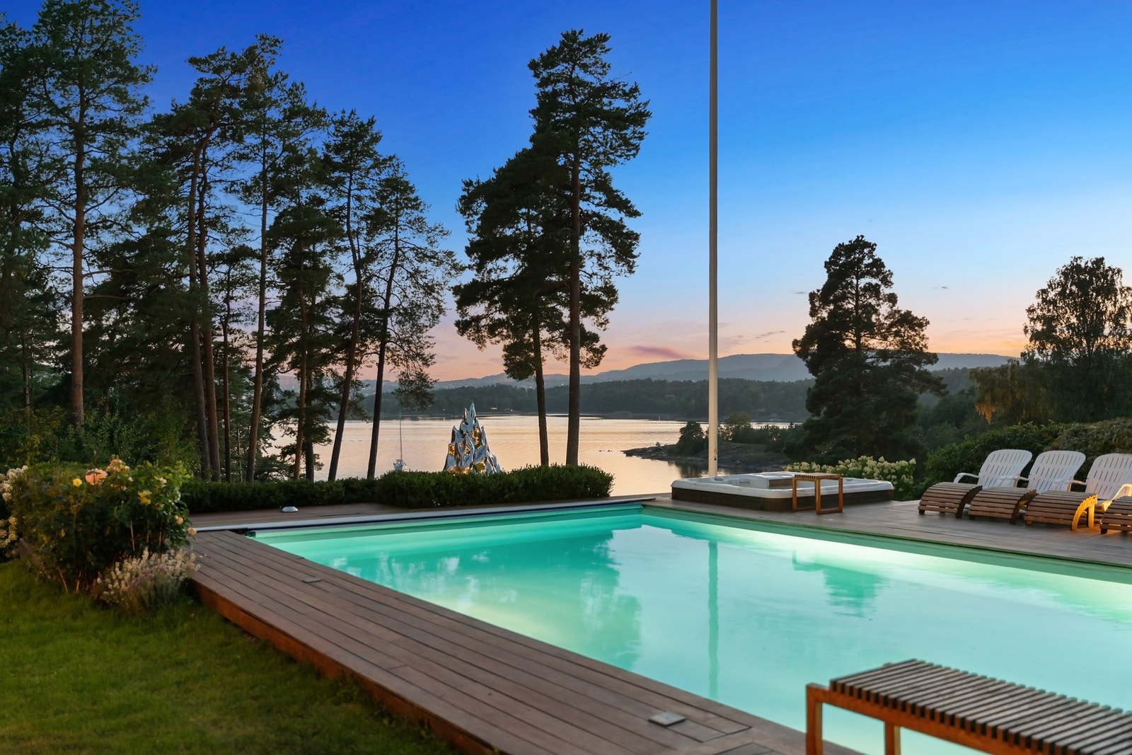 Bassengområdet blir et naturlig midtpunkt på varme sommerdager, med sjøen som storslått bakteppe. Galleribilde