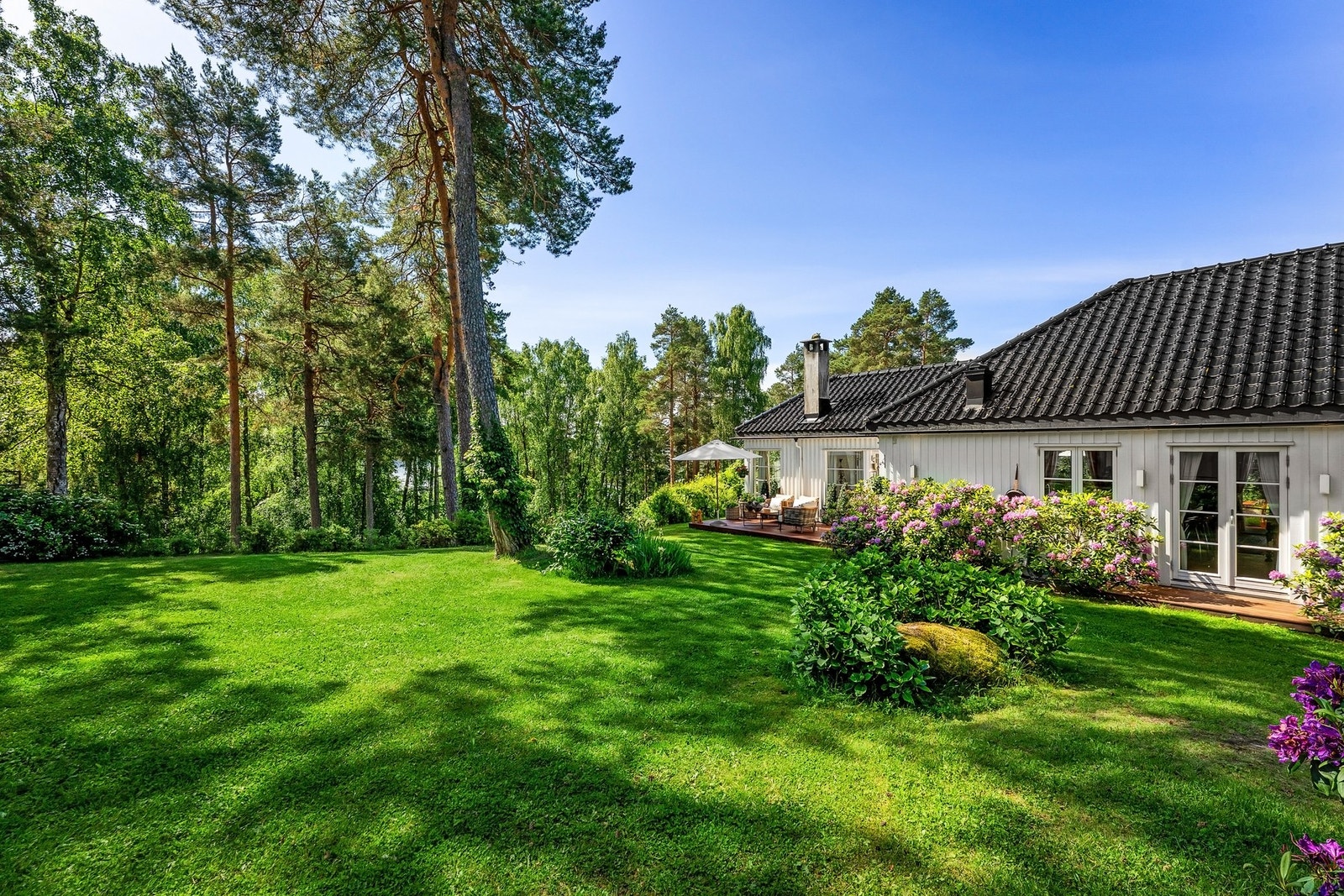 Frodige og velstelte uteområder rammer inn fritidsboligen og gir en svært privat atmosfære. Galleribilde
