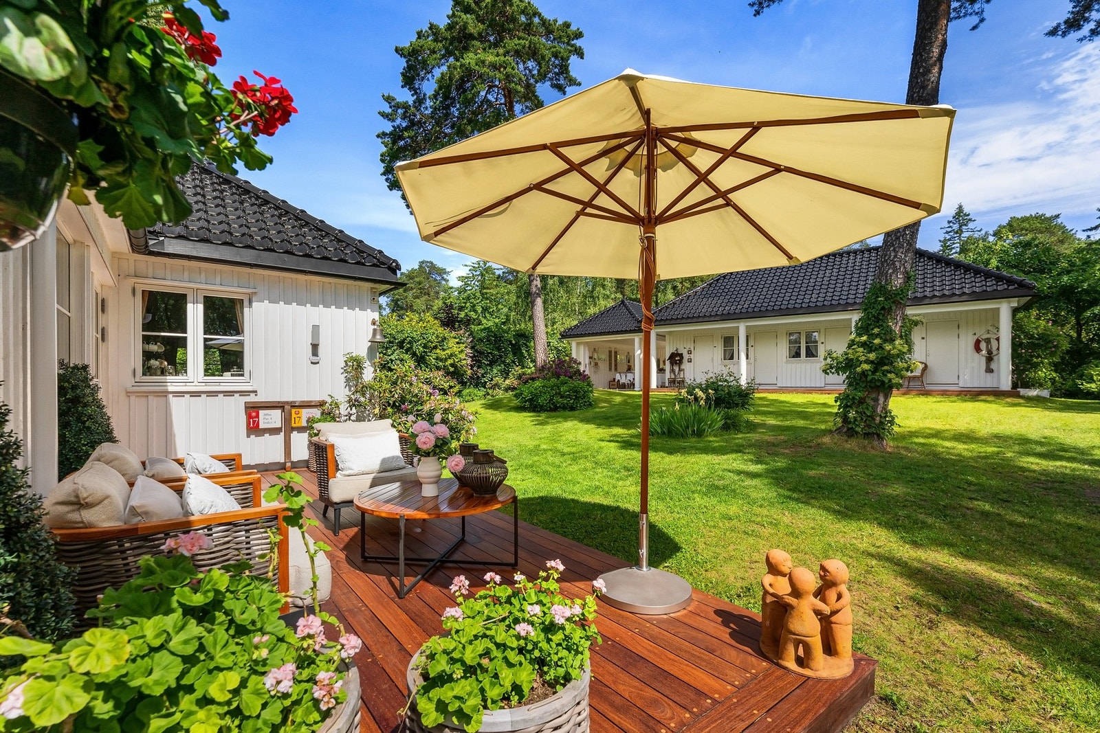 Privat og solrik uteplass på baksiden av hovedhuset, sett mot annekset. Galleribilde