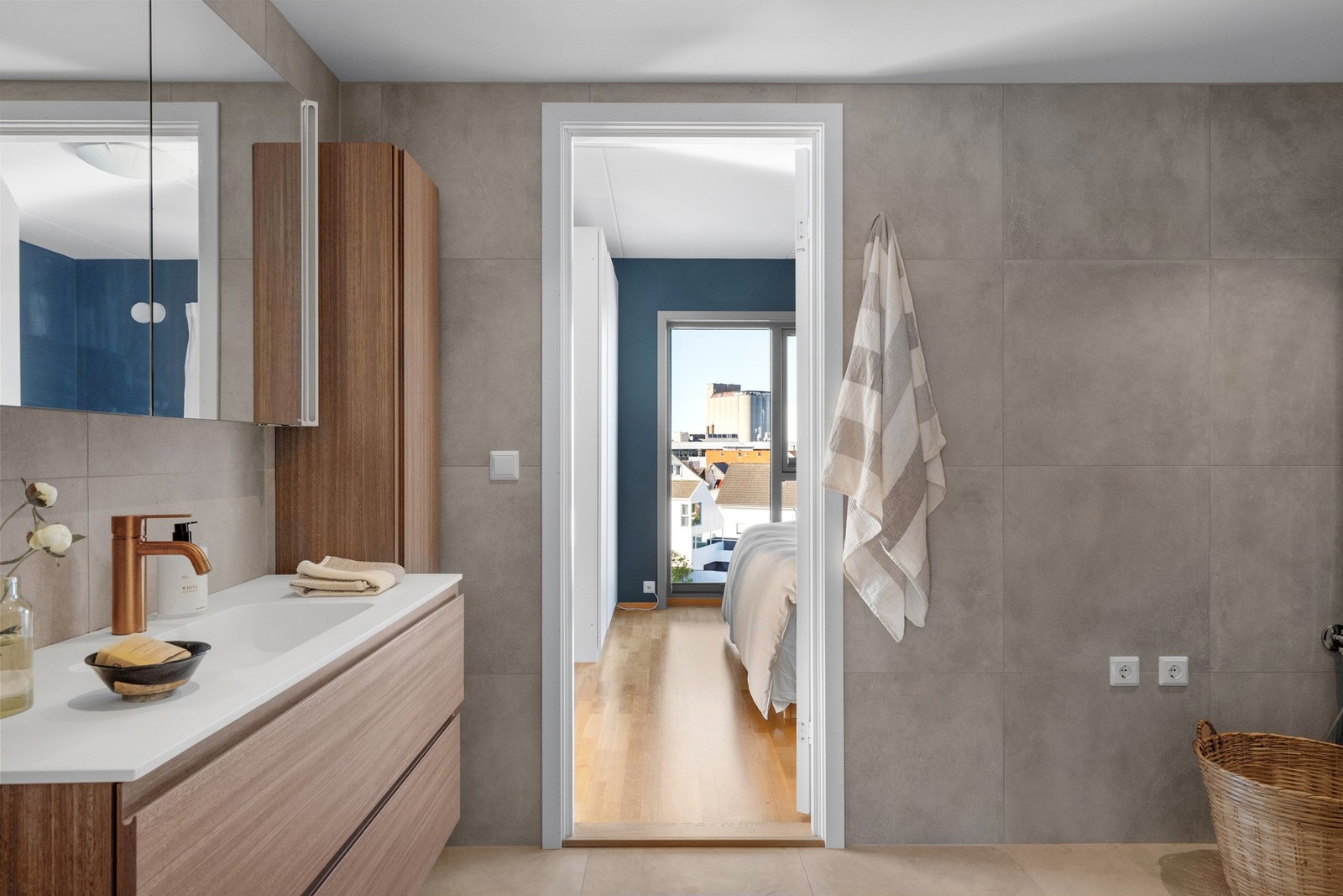 Fra hovedsoverommet er det direkte adkomst til badet. Galleribilde