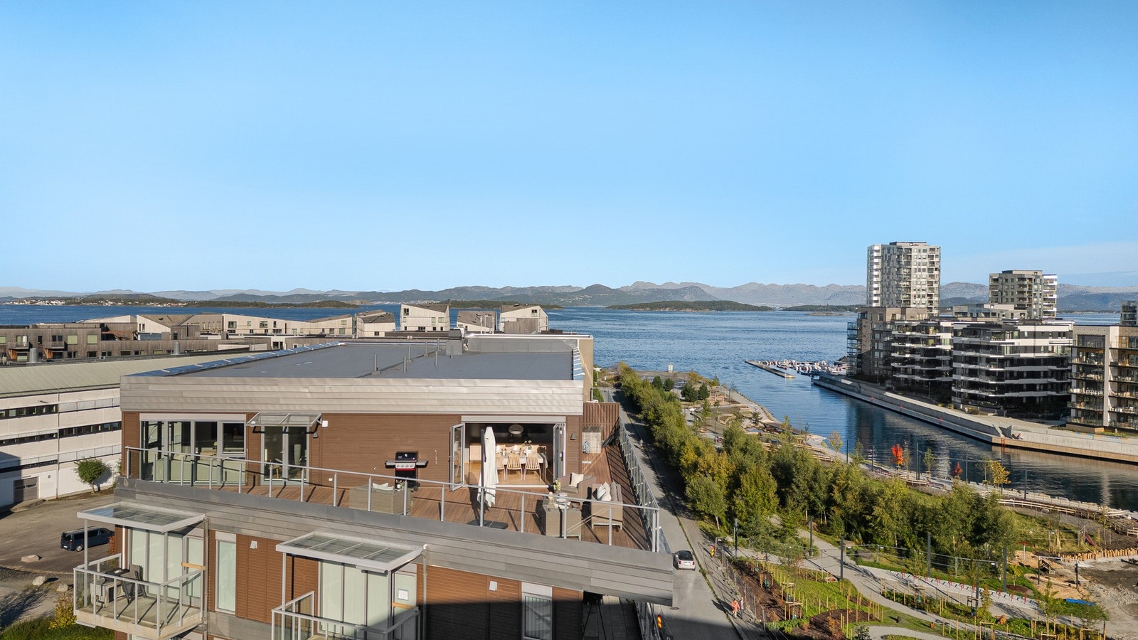 Boligen ligger i maritime omgivelser i populære Stavanger Øst. Gangavstand til sjøen samt restauranter og kafèer. Galleribilde
