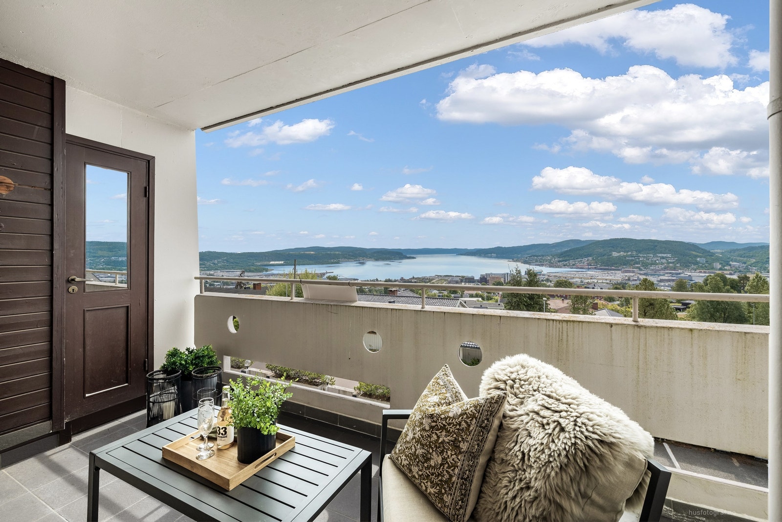 Balkongen har gode solforhold og god plass til en sittegruppe. Galleribilde