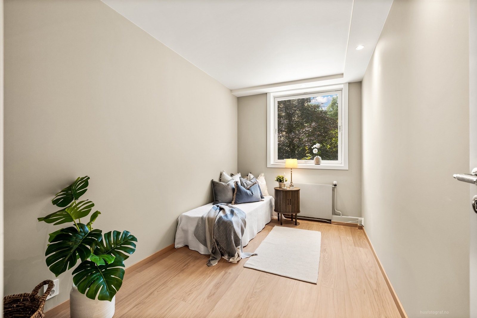 Det andre soverommet er lyst og har downlights i takkasse. Galleribilde